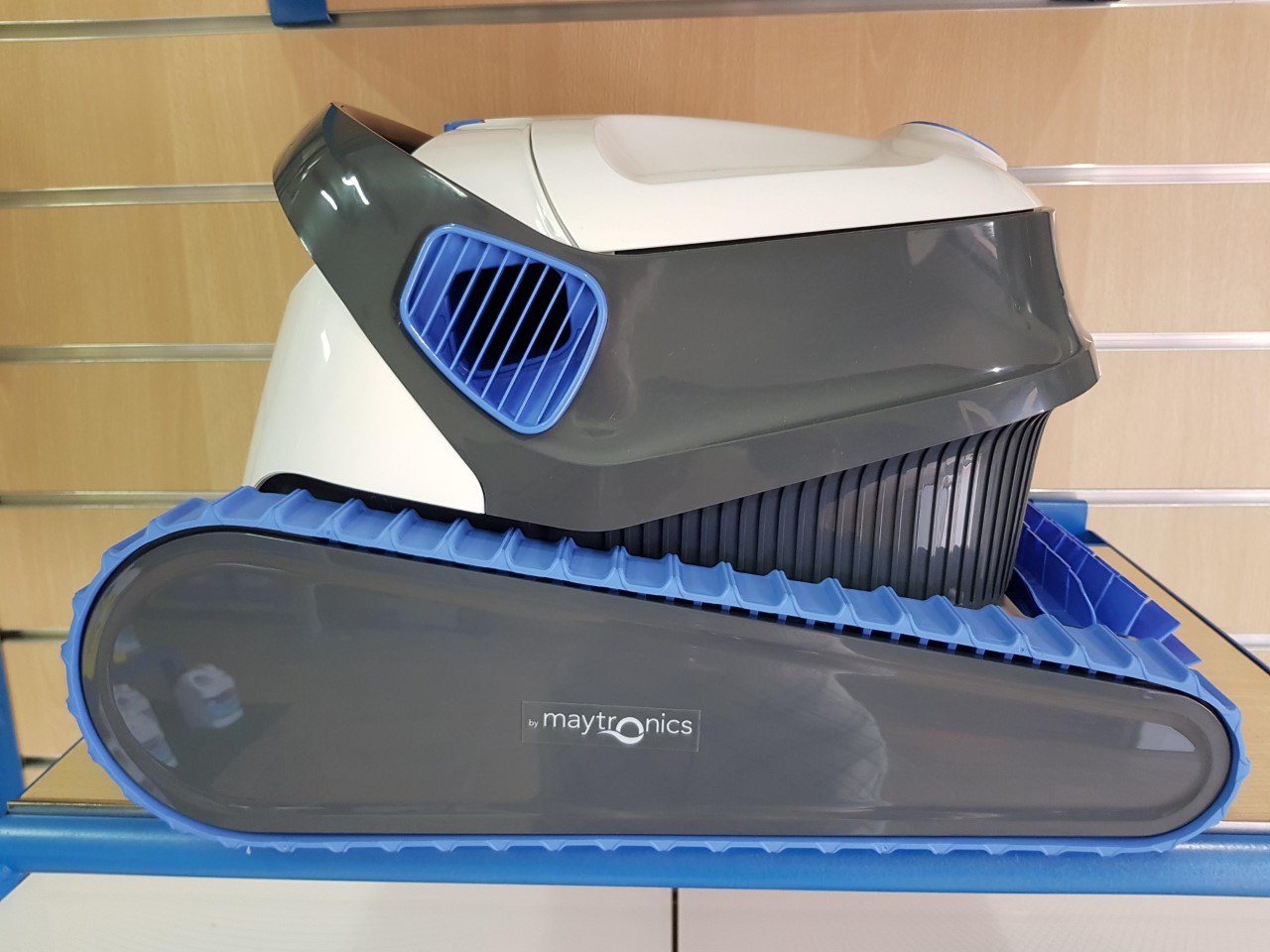 Robot Autonome S200 MAYTRONICS
 Pour piscine jusqu'à 12m
Fonctions: 
- Fond,parois et ligne d'eau
- Brossage avant Actif + Brosse
Tempsde cycle de nettoyage : 2h
Filtration : Système de filtration multicouche, sépare et filtre simultanément les gros débris, les particules fines et ultrafines, pour une filtration efficace sans risque de colmatage.
Poids du Robot : 7.5Kg
Longueur de câble : 18 m
Navigation du robot : Système multidirectionnel PowerStream pour une navigation et un déplacement optimisés.
Garantie : 24 mois