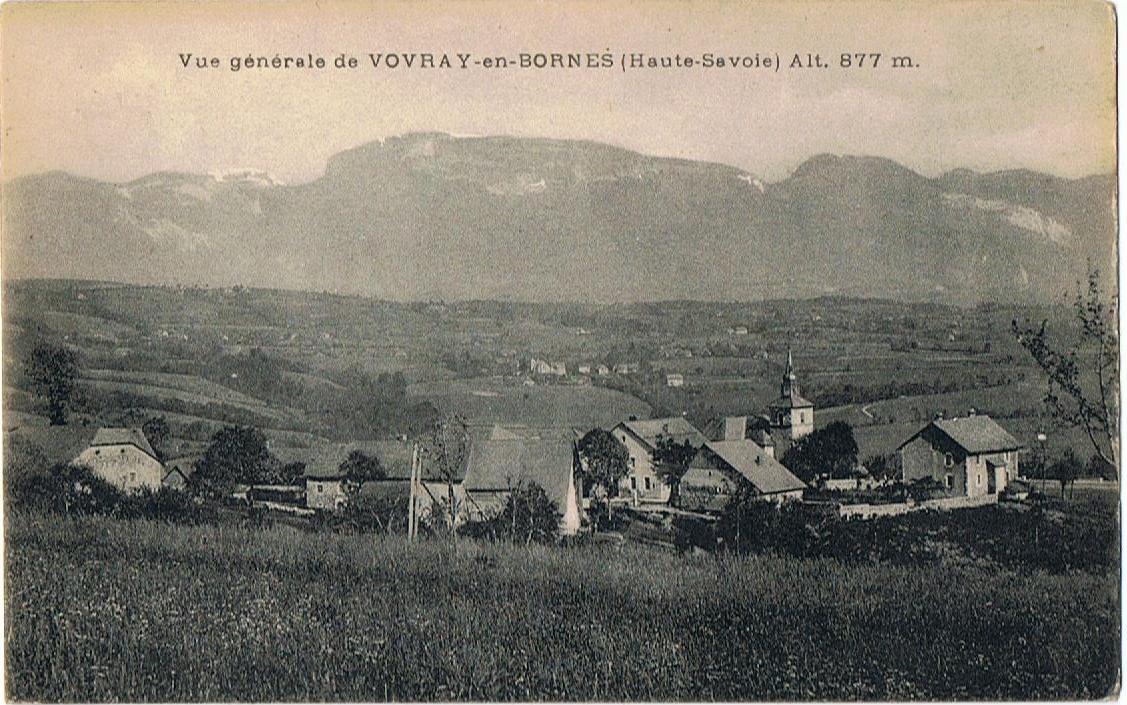 En face de l'église l'ancien presbytère et l'ancienne ferme du curé  Orsier (Aujourd'hui détruite). Le clocher n'est pas encore réhaussé donc la carte postale est antérieure à 1950. Devant l'église se trouve l'ancienne école.