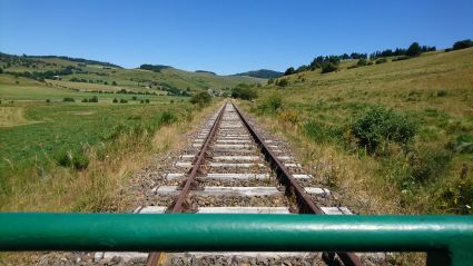 Vélorail du Cézallier Cantal Auvergne activité ludique sportif pour découvrir le Cantal autrement