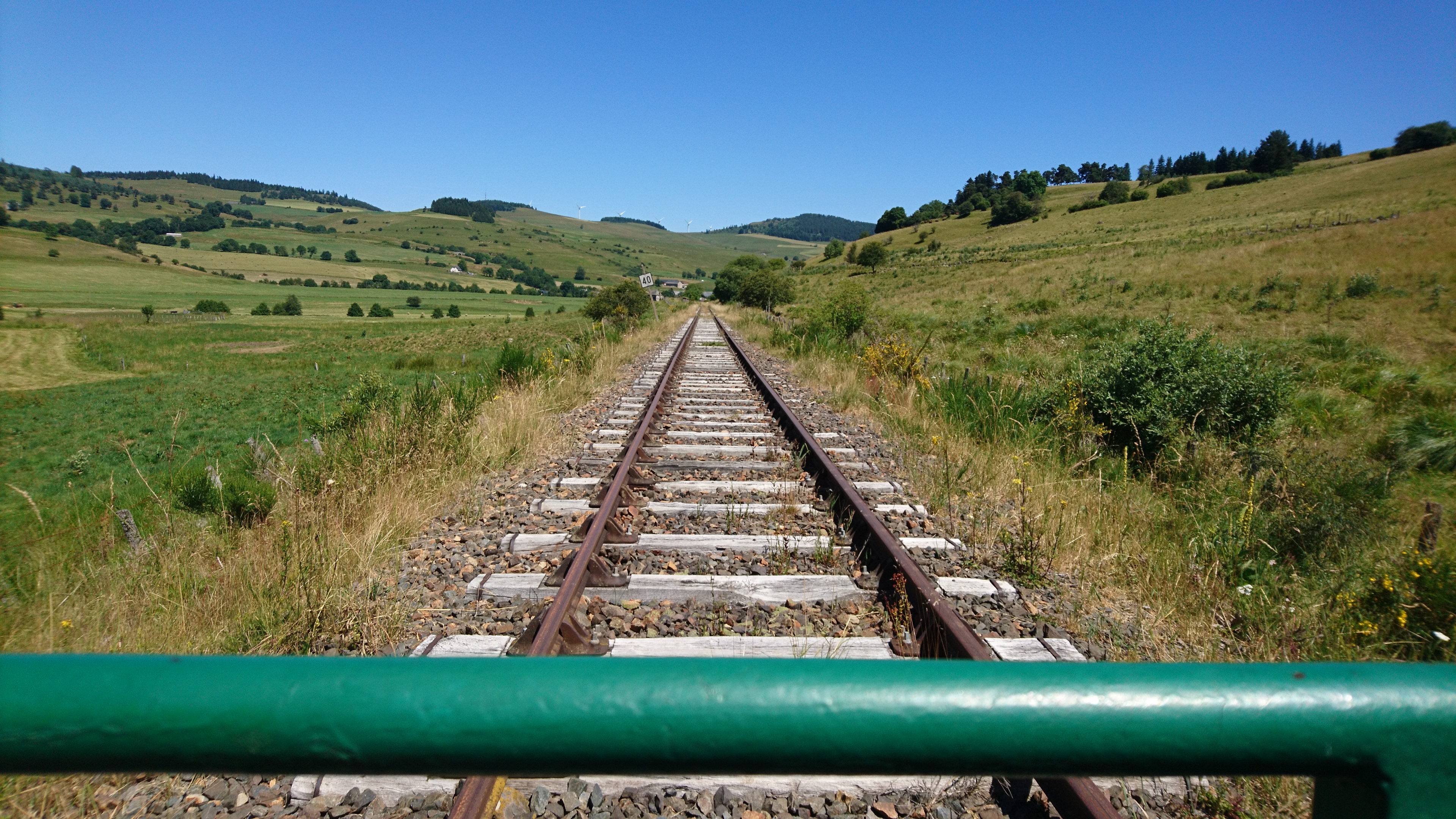 Vélorail du Cézallier Cantal Auvergne activité ludique sportif pour découvrir le Cantal autrement