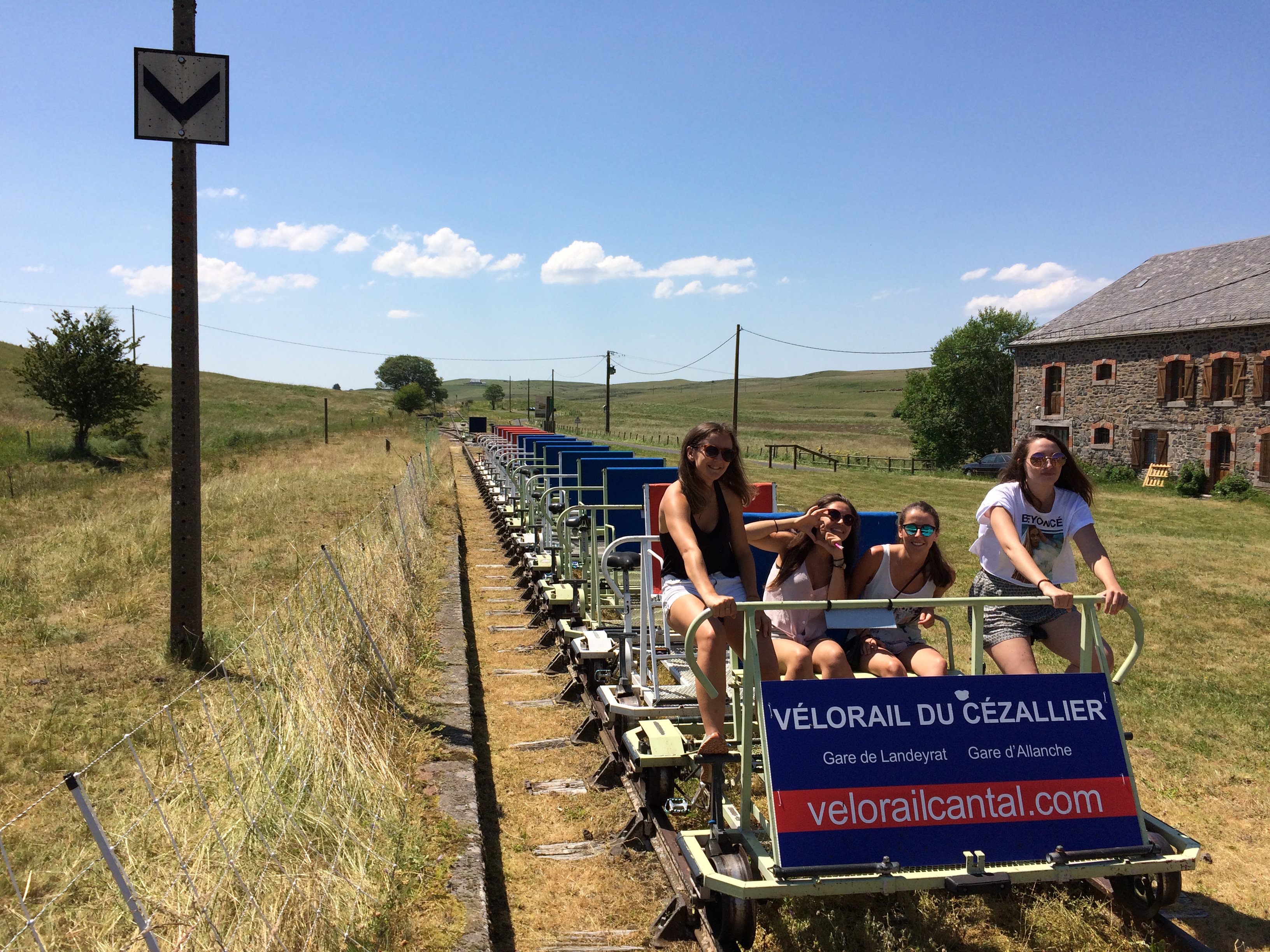 Vélorail du Cézallier Cantal Auvergne activité ludique sportif pour découvrir le Cantal autrement