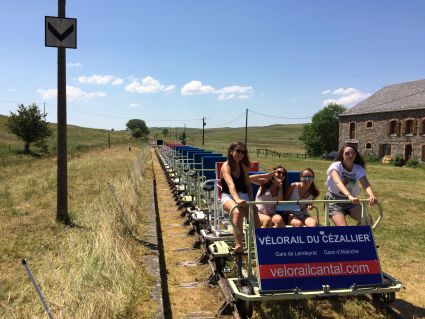 Vélorail du Cézallier Cantal Auvergne activité ludique sportif pour découvrir le Cantal autrement