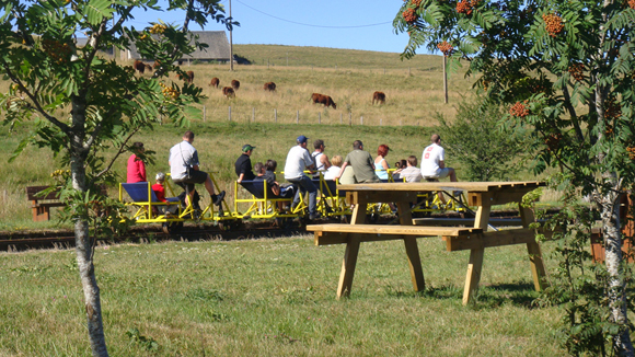 Vélorail du Cézallier Cantal Auvergne activité ludique sportif pour découvrir le Cantal autrement