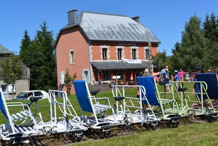 Vélorail du Cézallier Cantal Auvergne activité ludique sportif pour découvrir le Cantal autrement