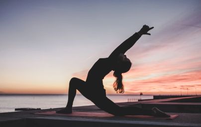 Yoga-coucher-soleil-mer-cambree