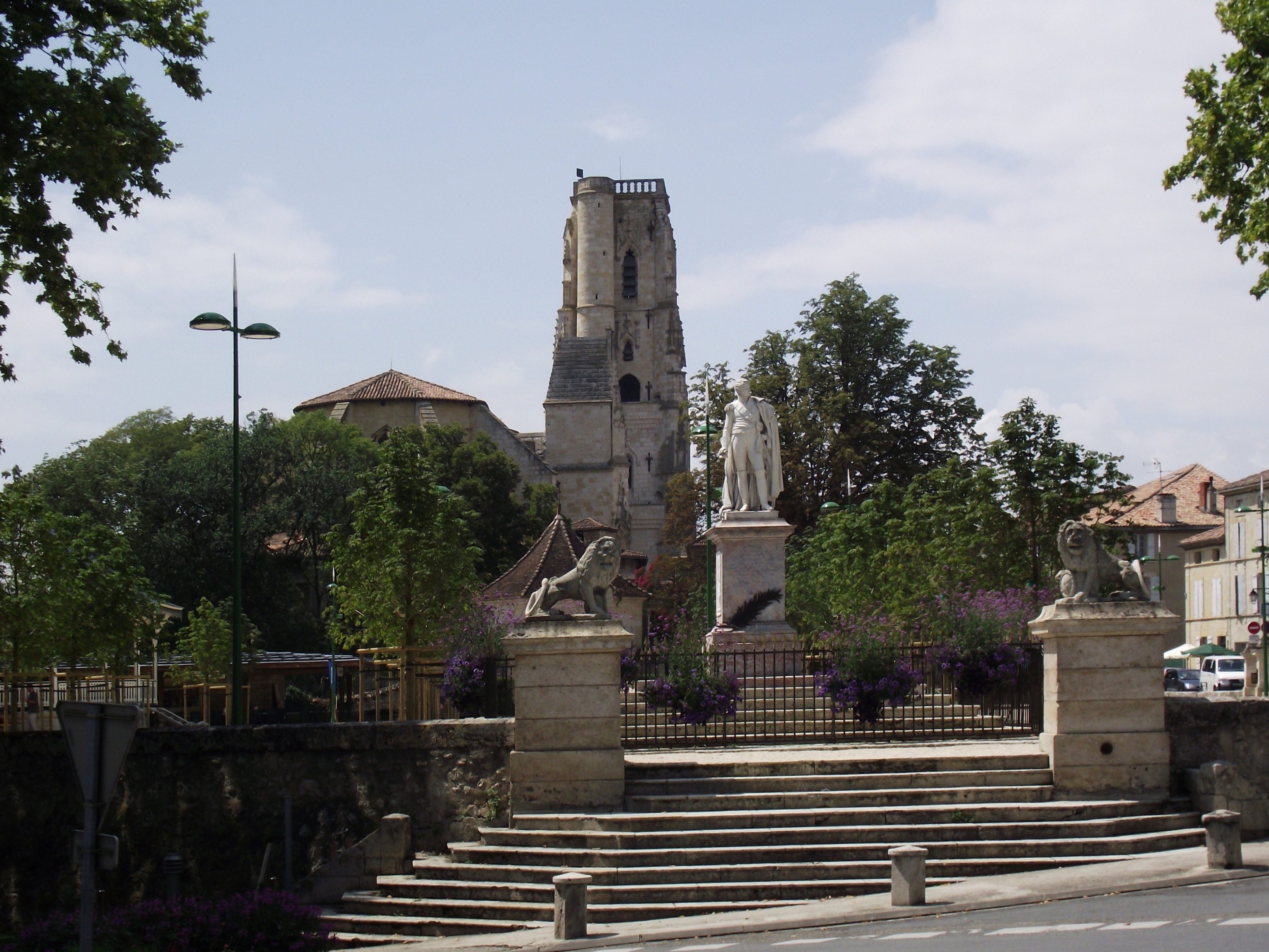 Statue du marechal lannes et cathedrale saint gervais saint protais5  lectoure  gers  france 