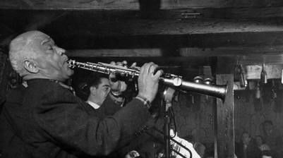 Nat-farbman-sidney-bechet-performing-in-small-basement-club-vieux-colombier2