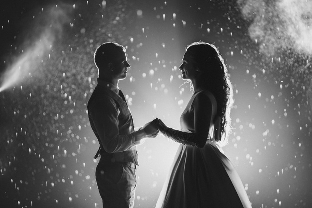 Photo noir blanc joyeux maries se tenant main se souriant contre feux artifice incandescents 132075 6135