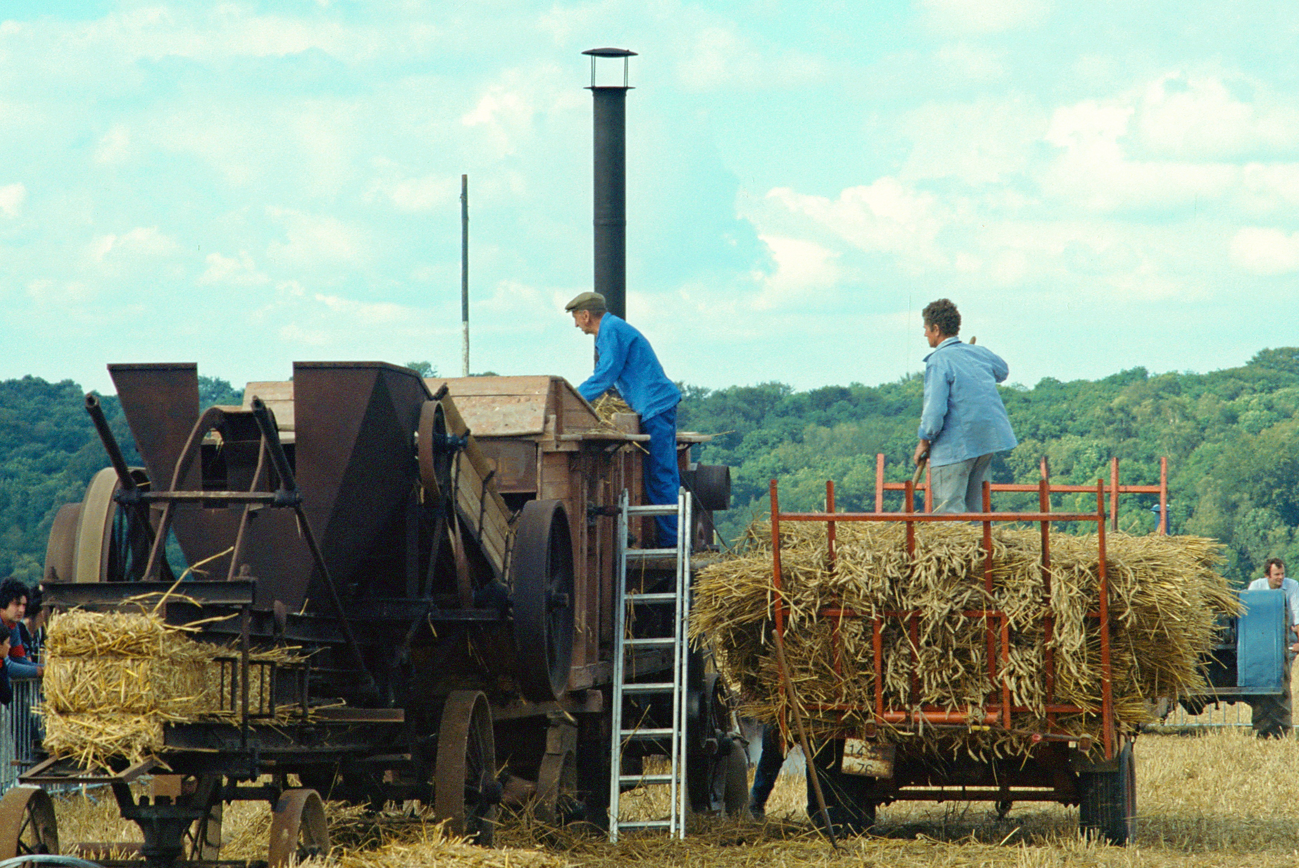 Travail-a-la-batteuse-Battages-St-Victor-l-Abbaye