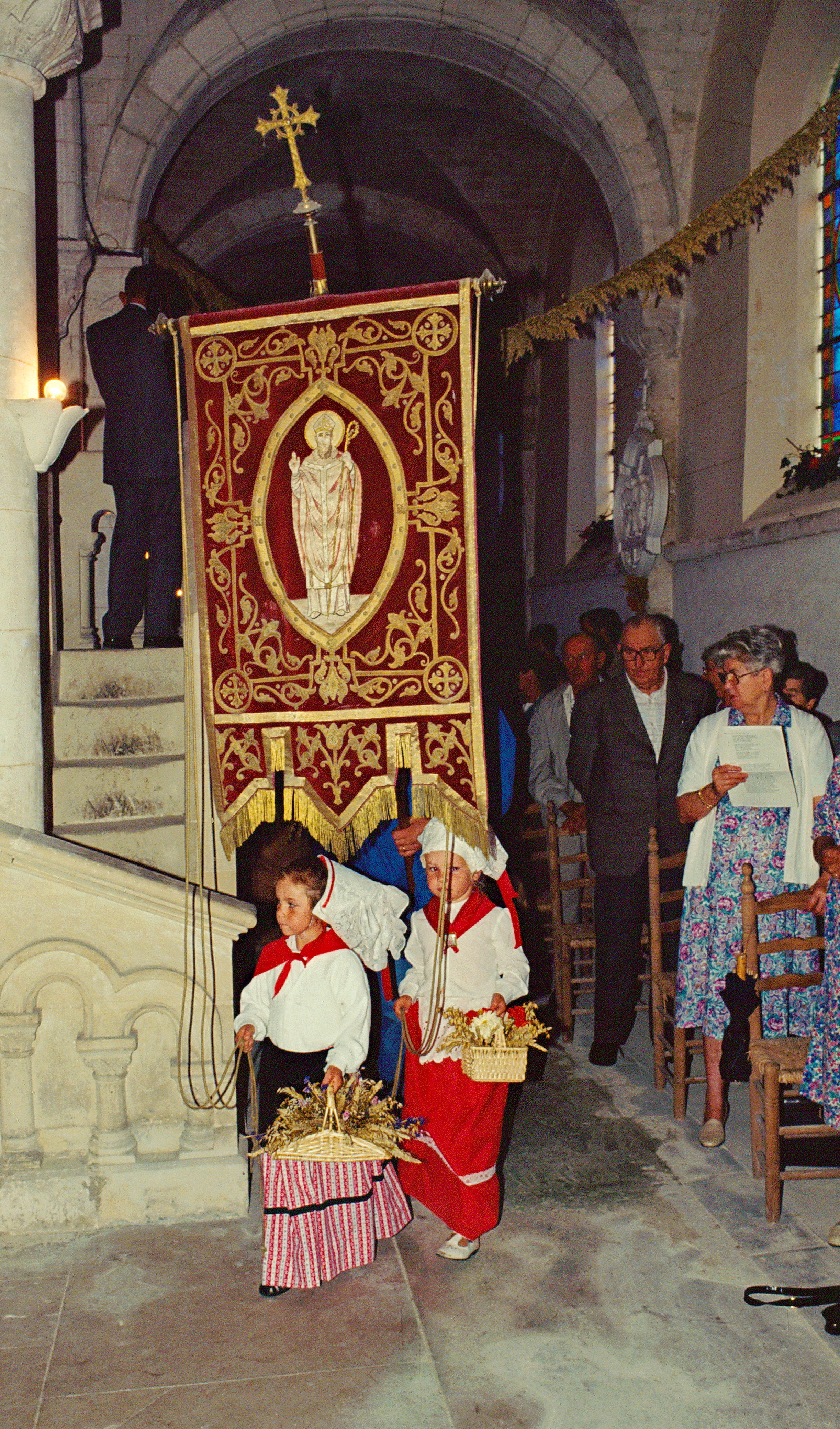 Procession-eglise-Berville-enfants-banniere