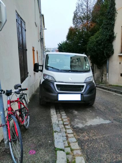 Camionnette-rue-orangerie-