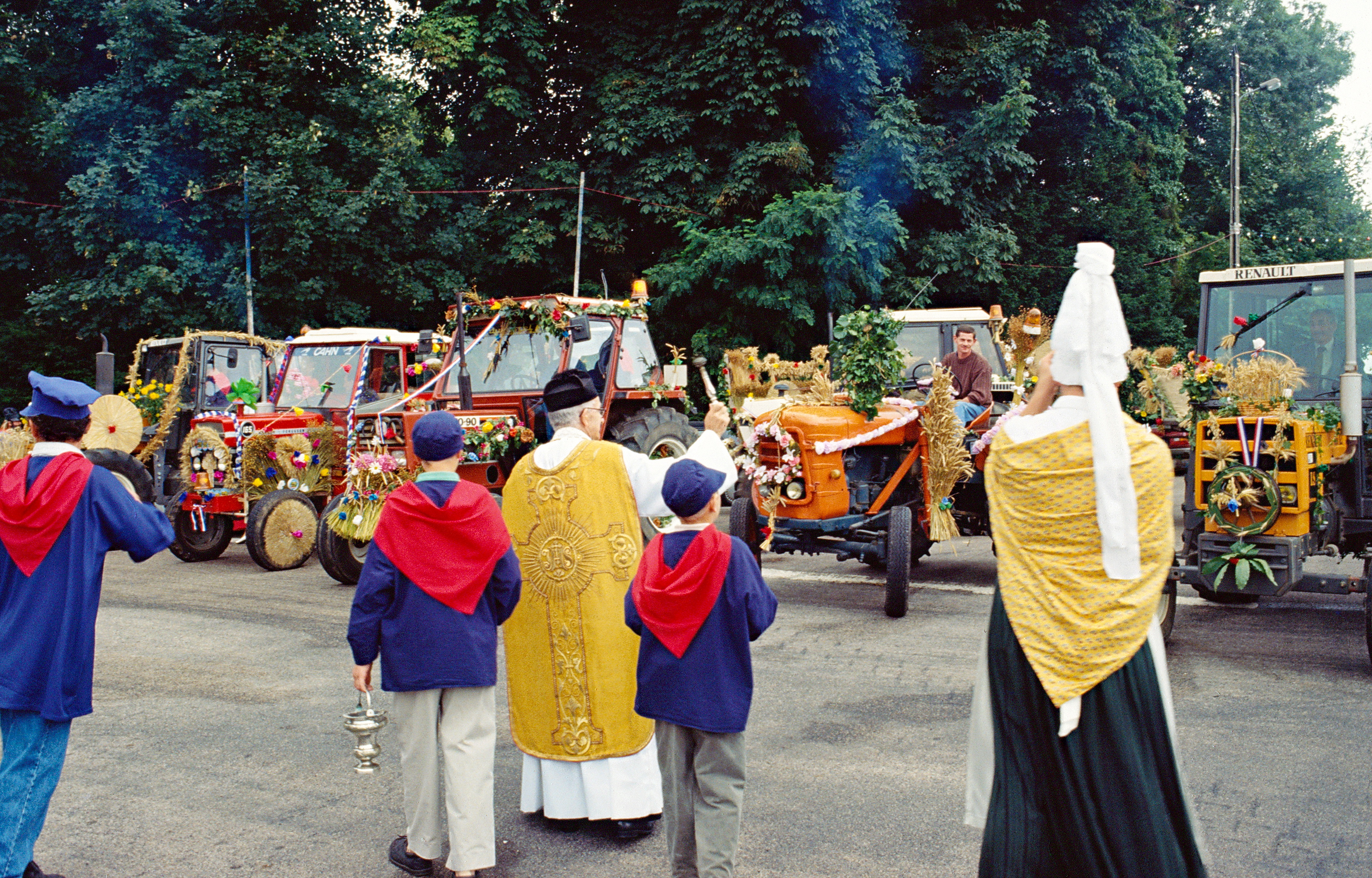 Fete-moisson-Berville-Benediction-tracteurs