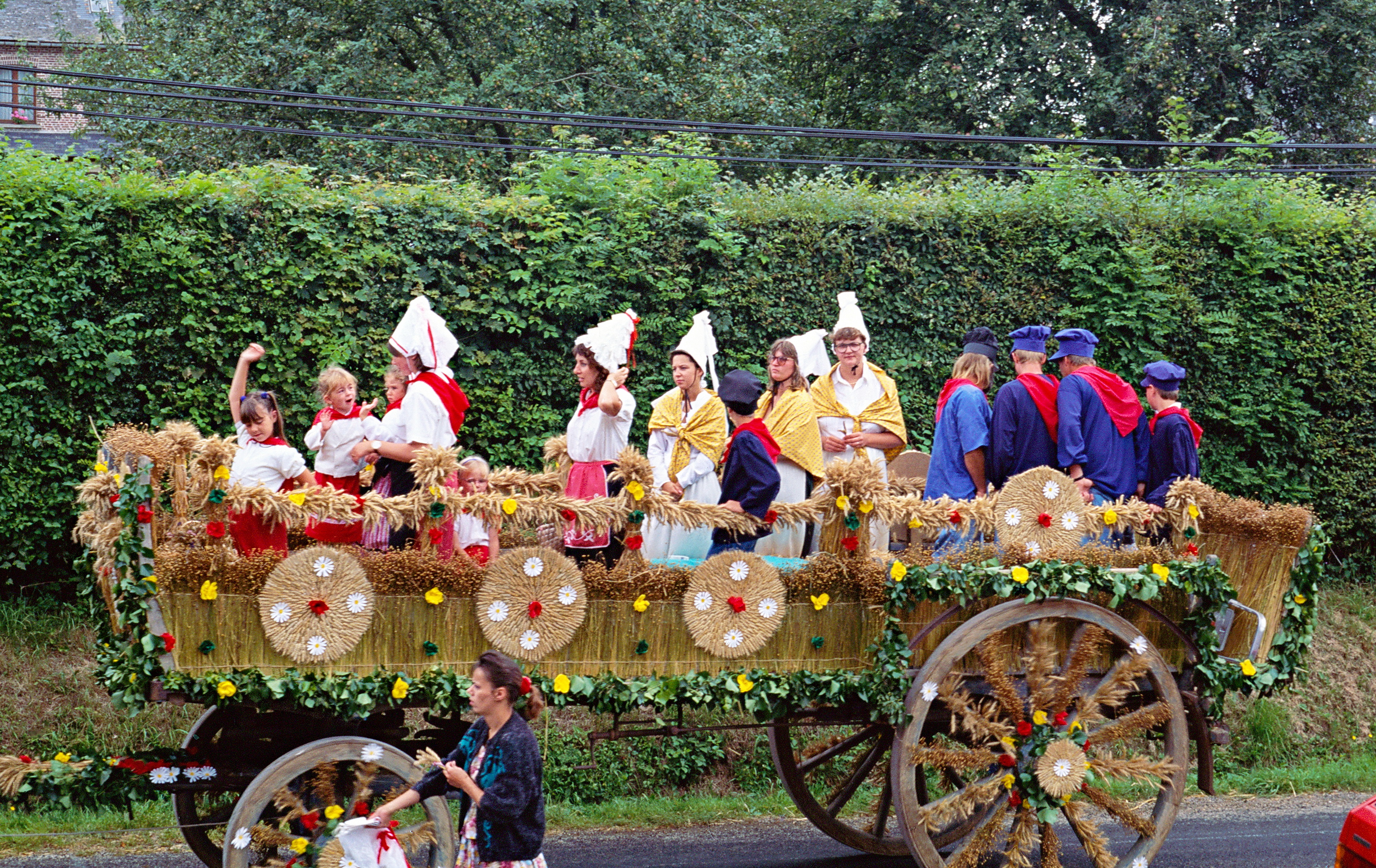 Char-4-roues-fleuri-Fete-moisson-Berville