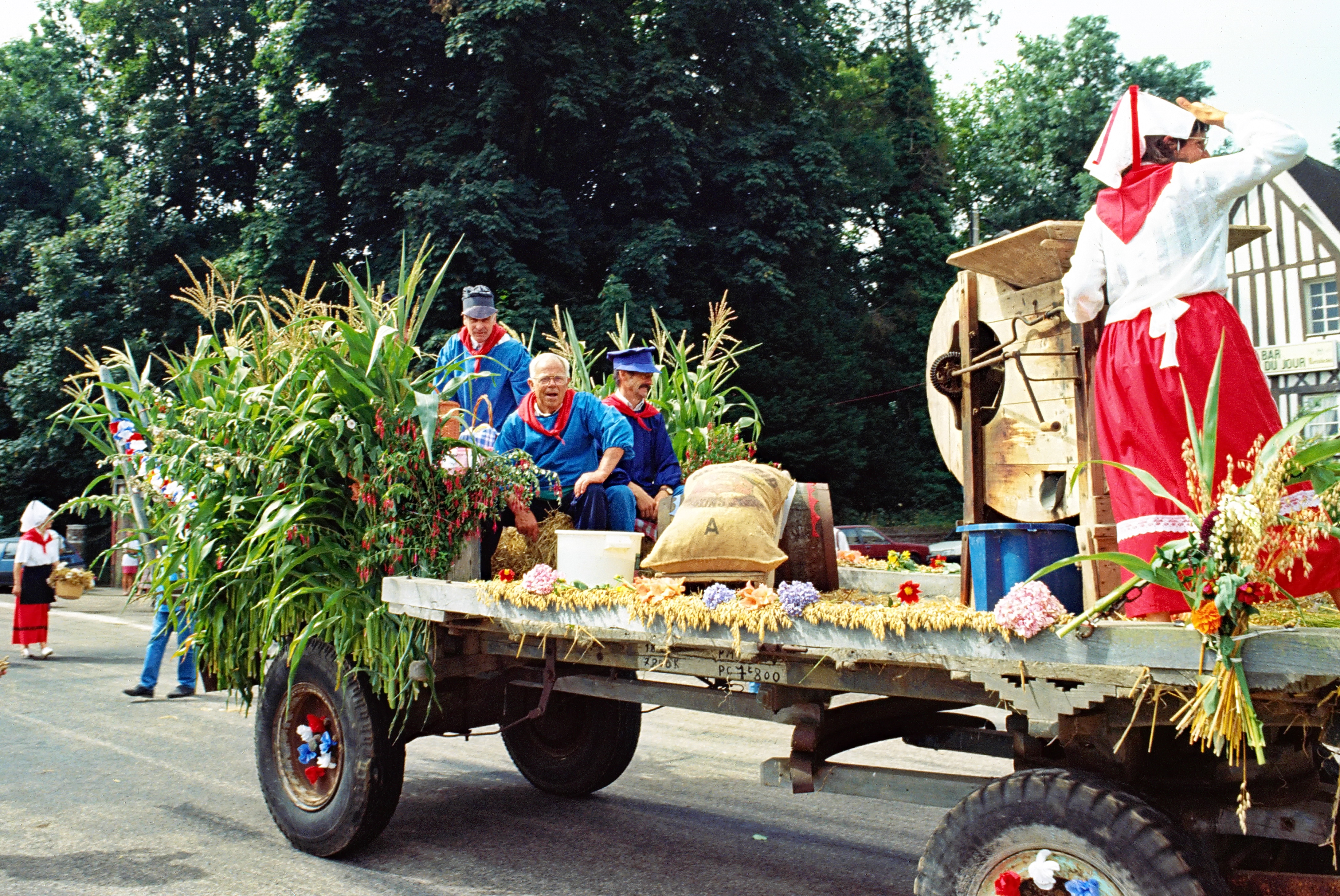 Char-de-la-moisson-fete-Berville