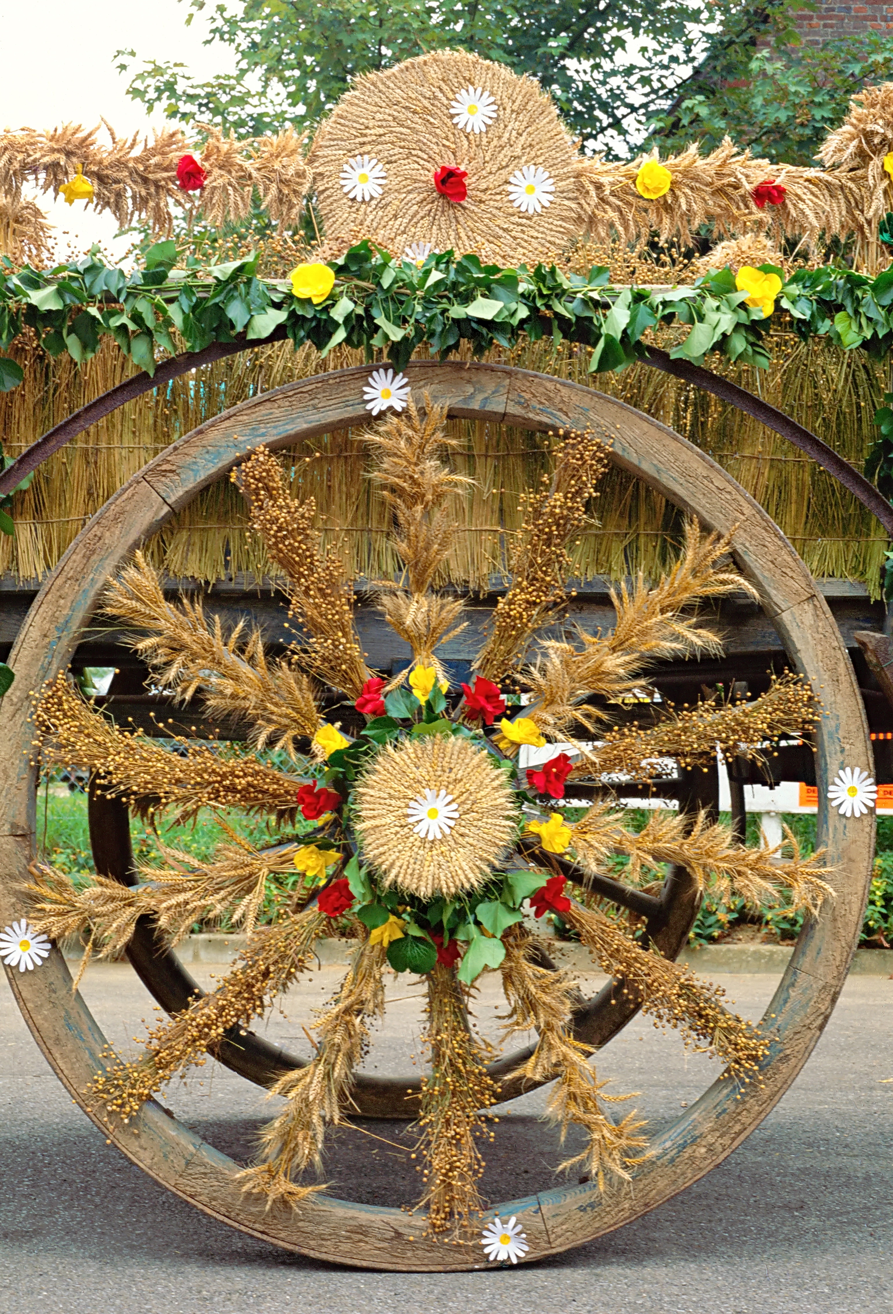 Roue-de-charrette-fleurie-fete-moisson-Berville