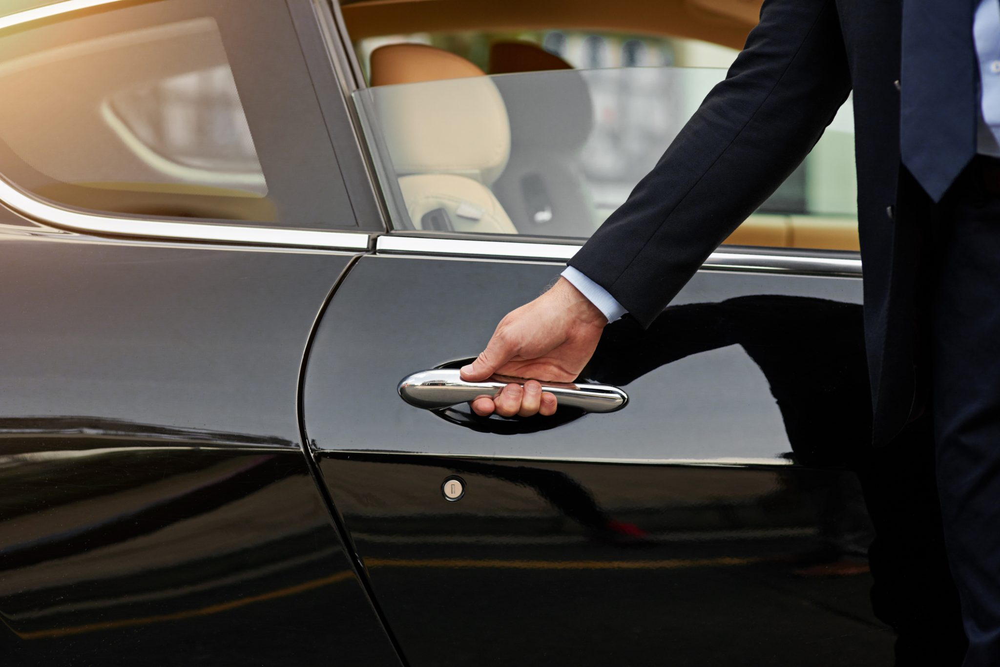 main qui ouvre la porte