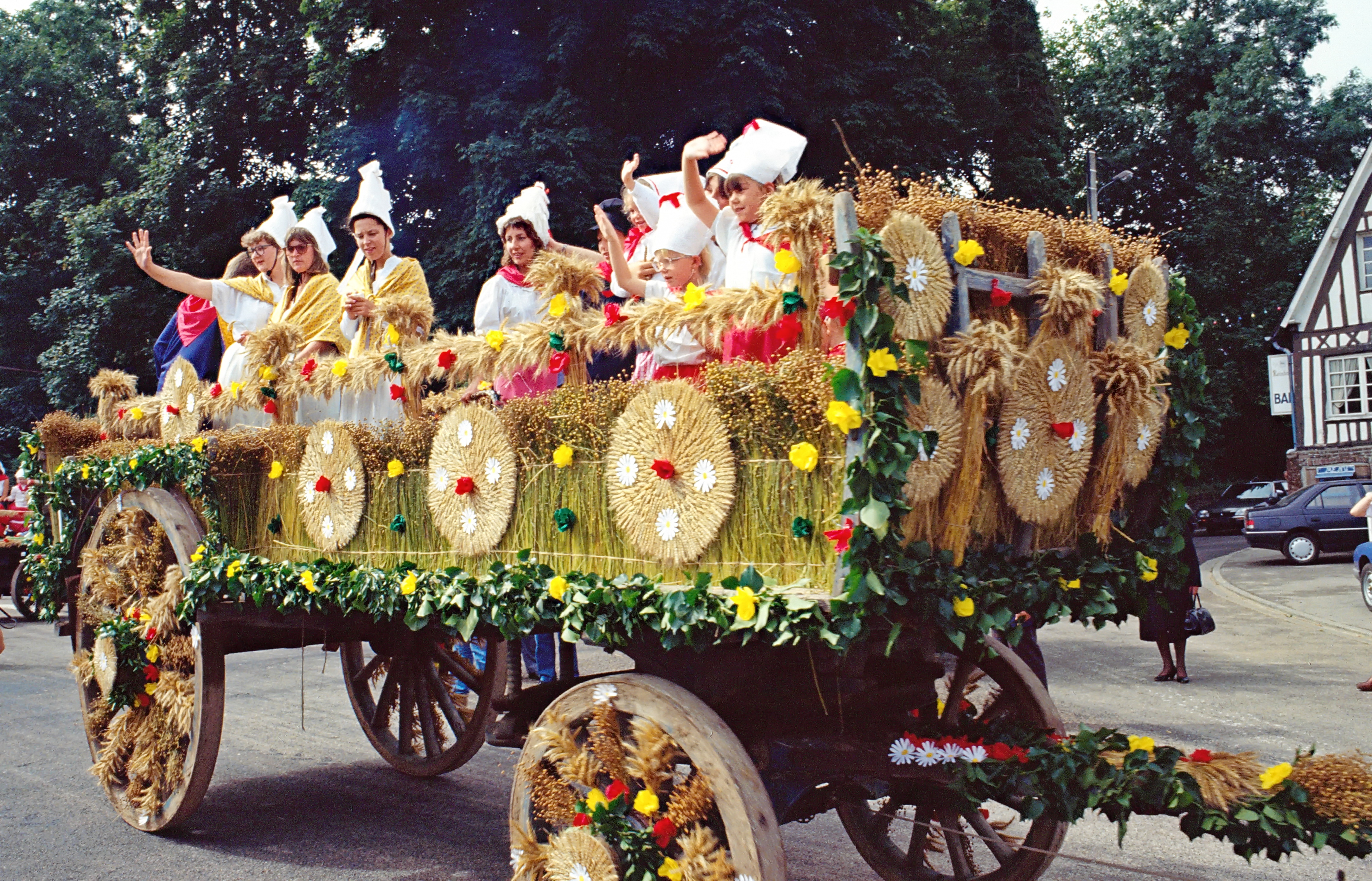 Chariot-4-roues-fleuri-Fete-moisson-Berville