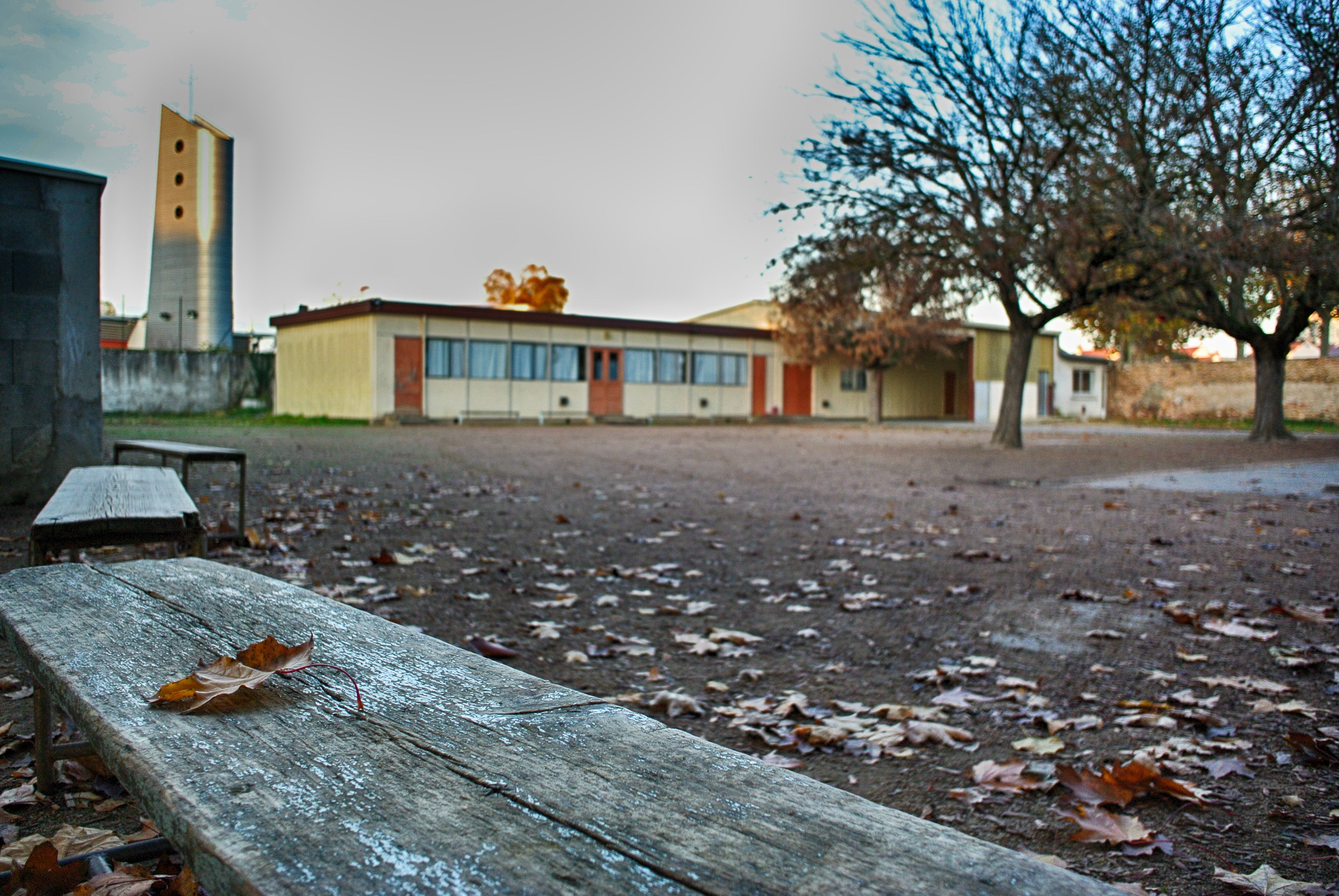 Cour de l ecole vide automne