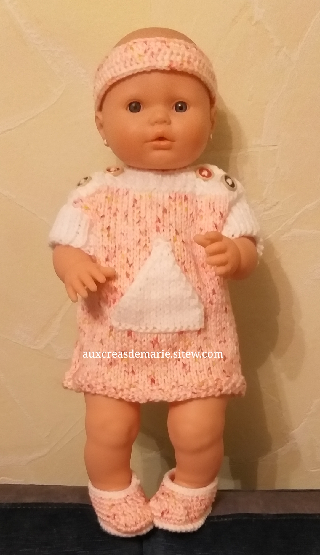 POUPON 40CM VENDU AVEC 2 TENUES COMPLETES 30 EUROS