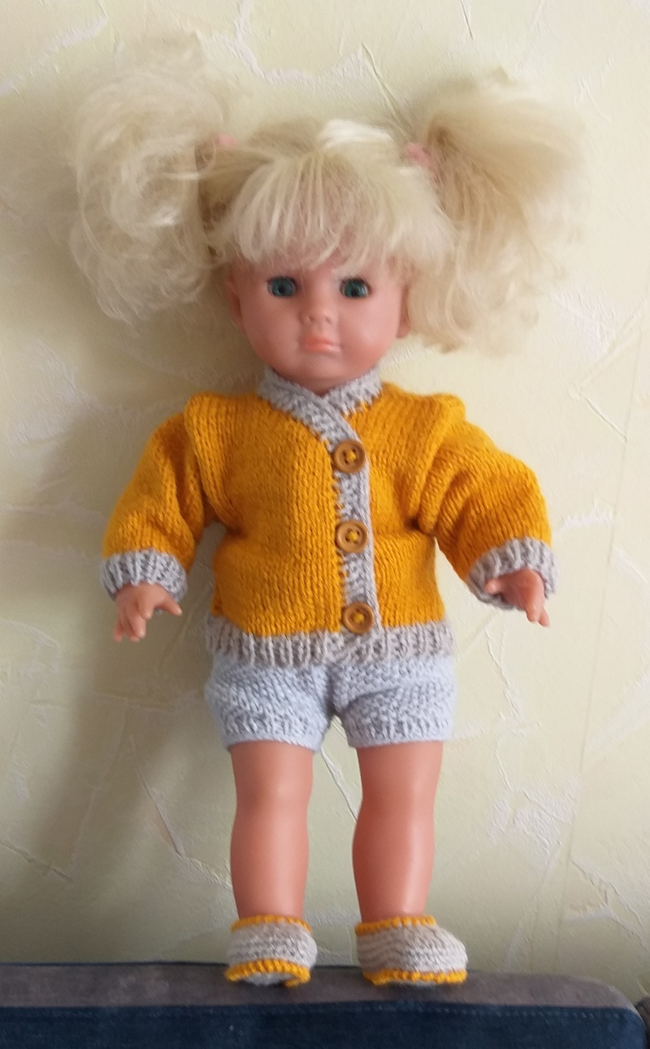 POUPEE 45 CM VENDUE AVEC 2 TENUES COMPL7TES 30 EUROS