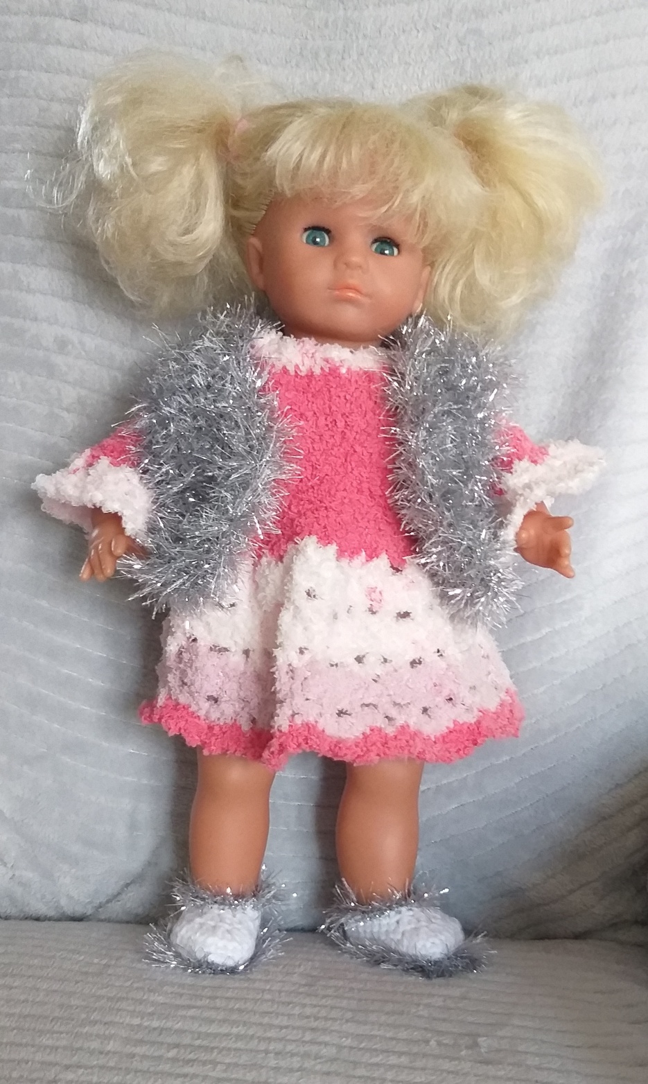 POUPEE 45CM VENDUE AVEC 2 TENUES COMPLETES 30 EUROS