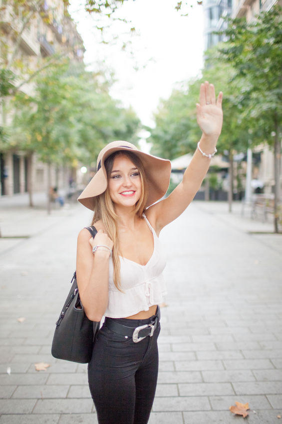 belle femme qui lève la main