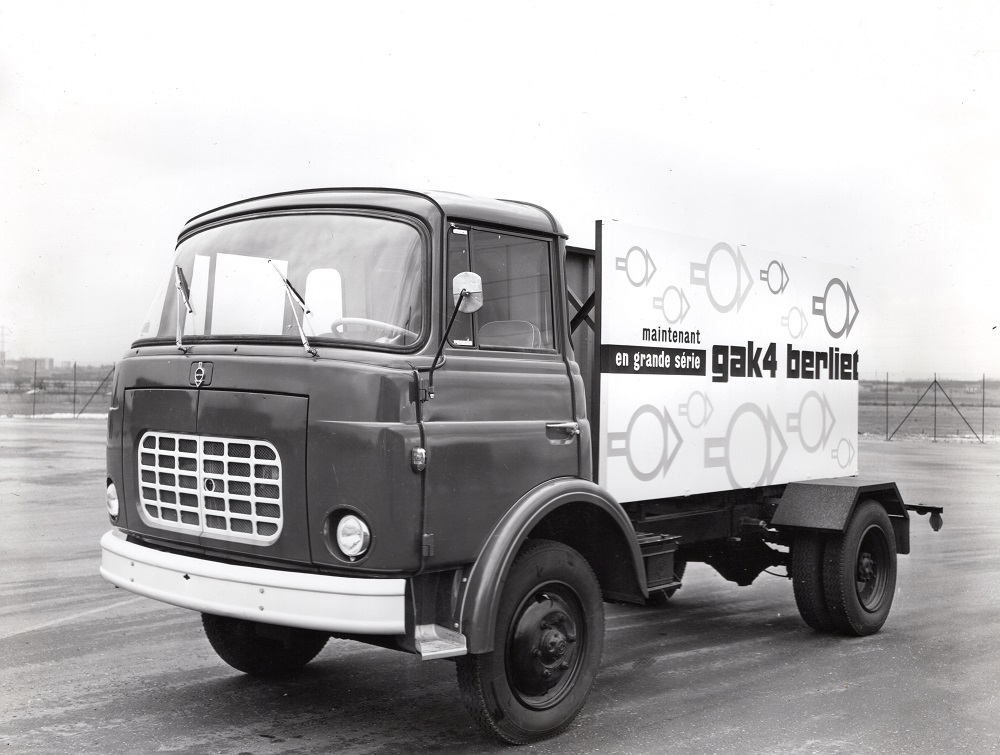 "Fondation Berliet, Lyon - France" - Présentation du tout nouveau GAK 4 à l'automne 1960. Le modèle se reconnaît aisément à ses phares ronds dans la face avant et l'absence de frise en aluminium.