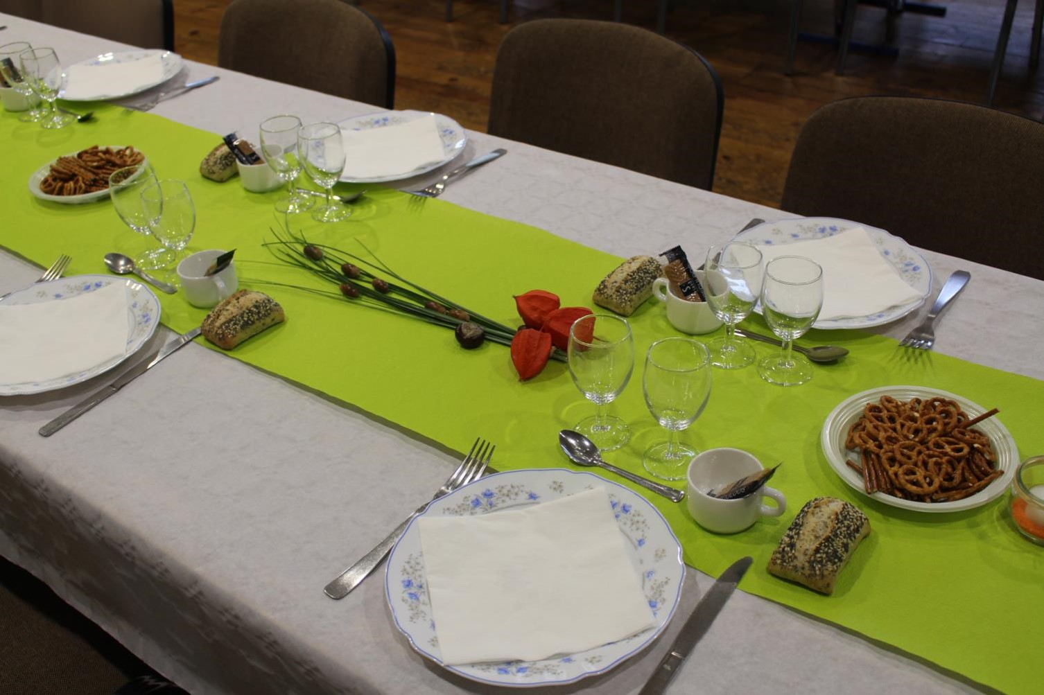 Grande salle avec tables et chaises fournies