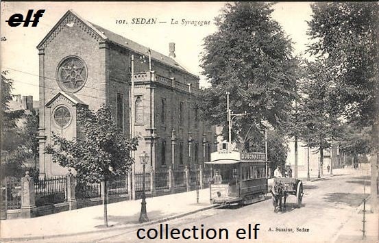 Devant la synagogue