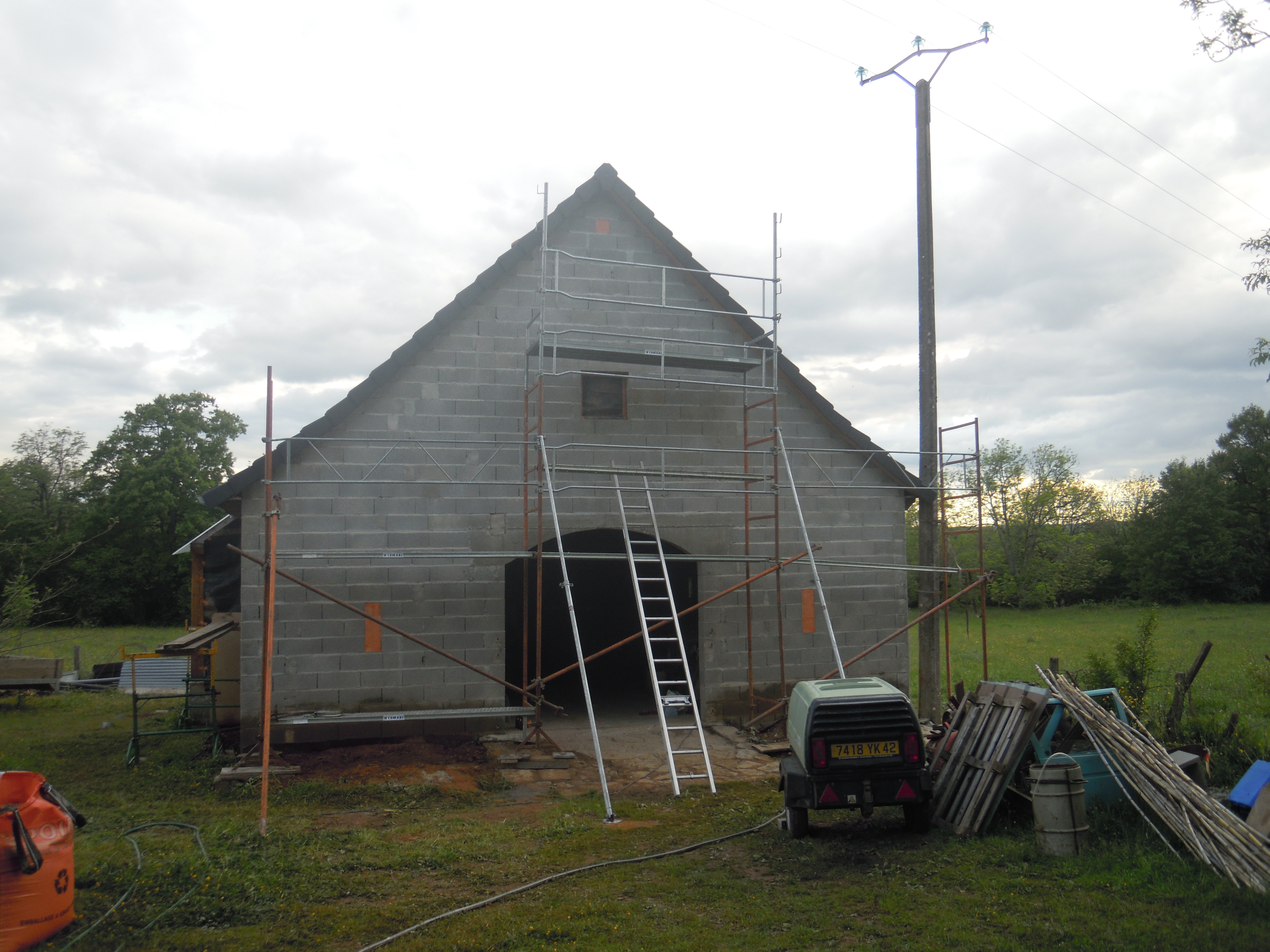 Enduit-a-la-chaux-sur-facade-d-une-grange-du-Cantal-2-