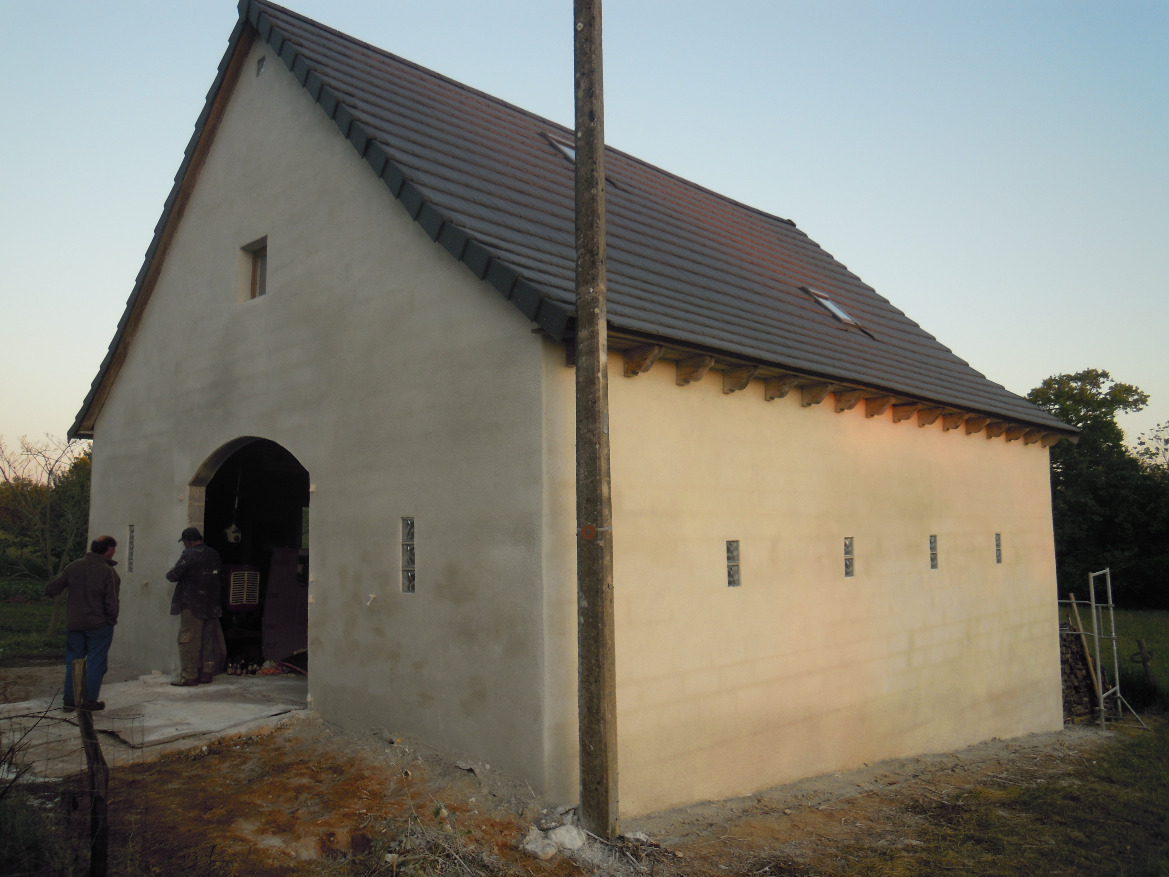 Enduit-a-la-chaux-sur-facade-d-une-grange-du-Cantal-7-
