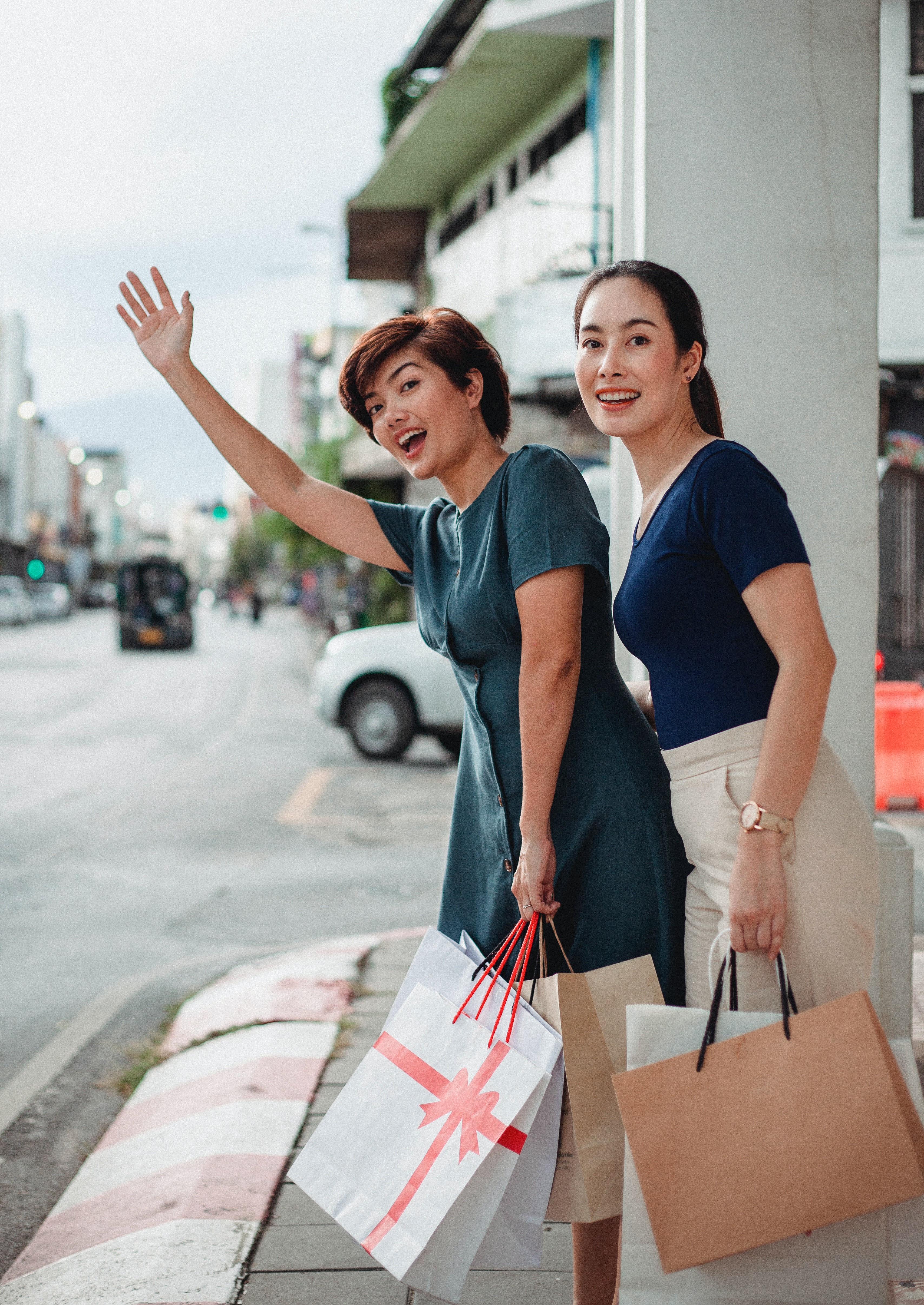 femmes asiatiques lèvent la main