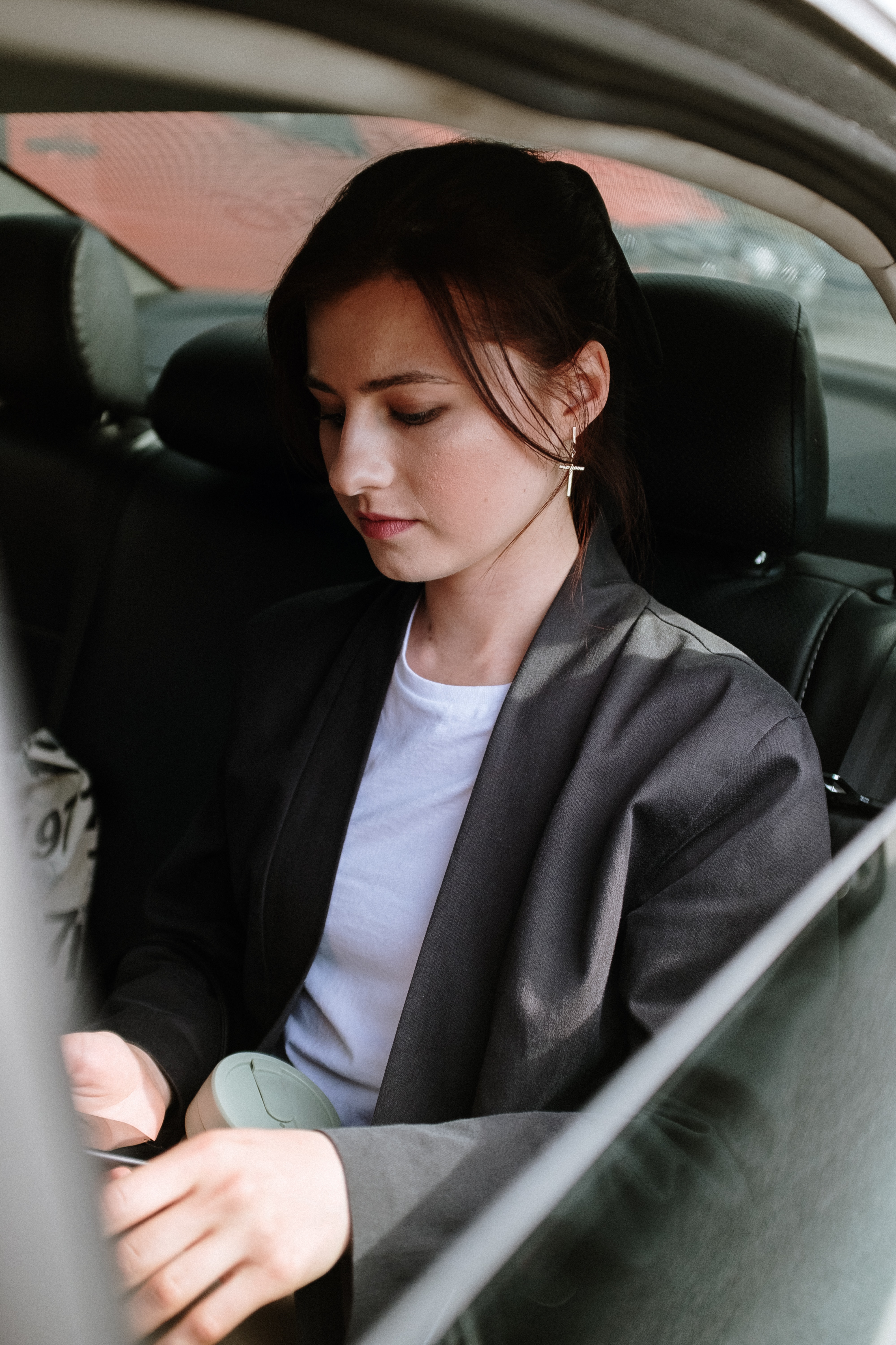 femme dans un taxi
