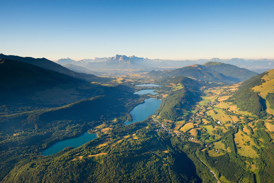 Une-vue-aerienne-sur-les-lacs-de-laffrey-photo-f-pattou-1594229539