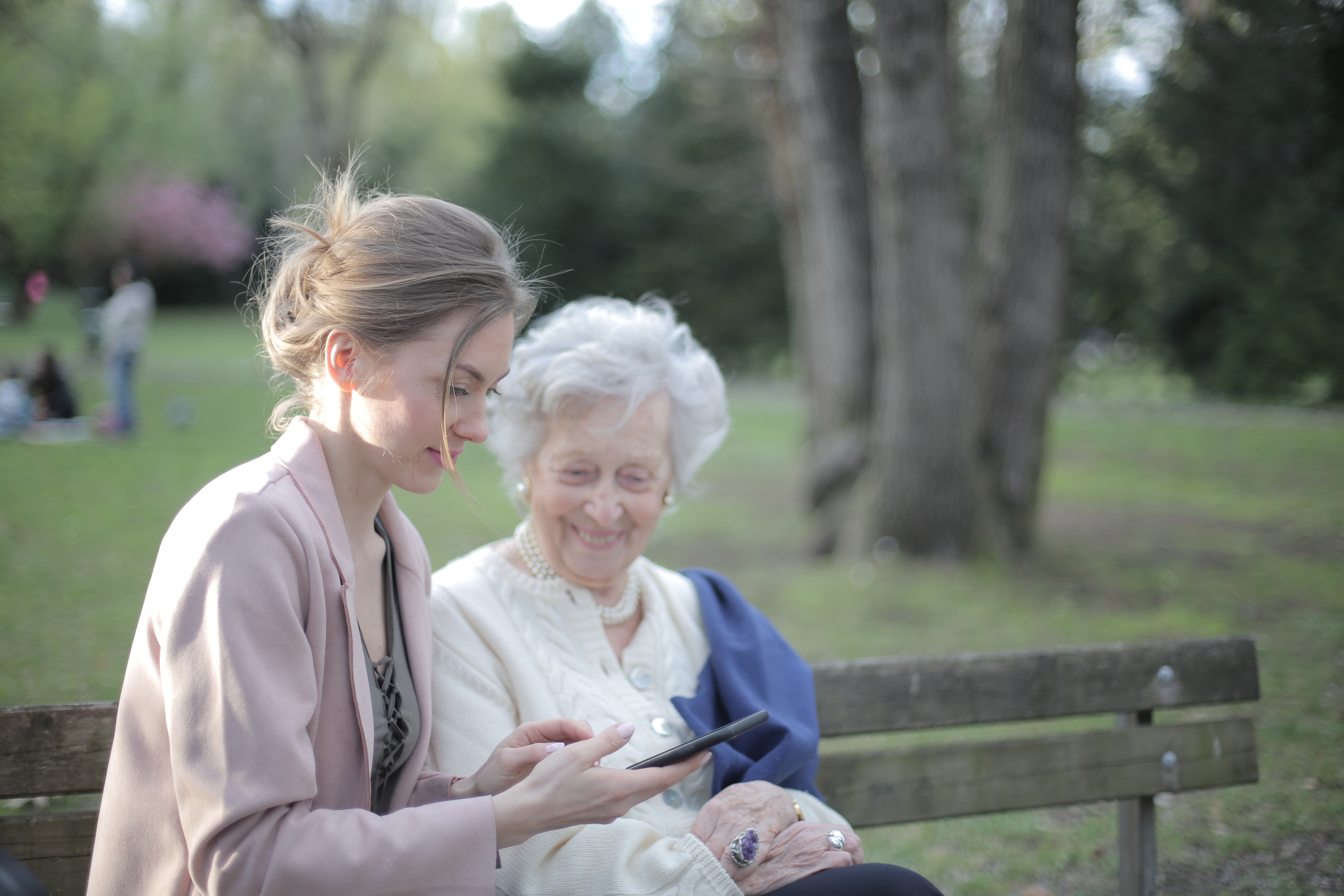 une grand mère avec sa fille