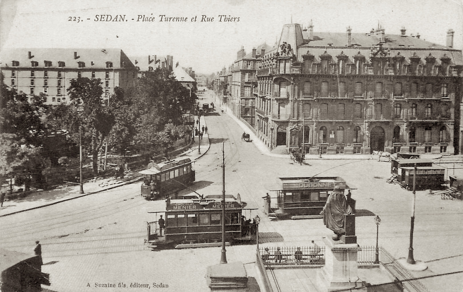 Place-Turenne-avec-3-trams-et-roulottes-
