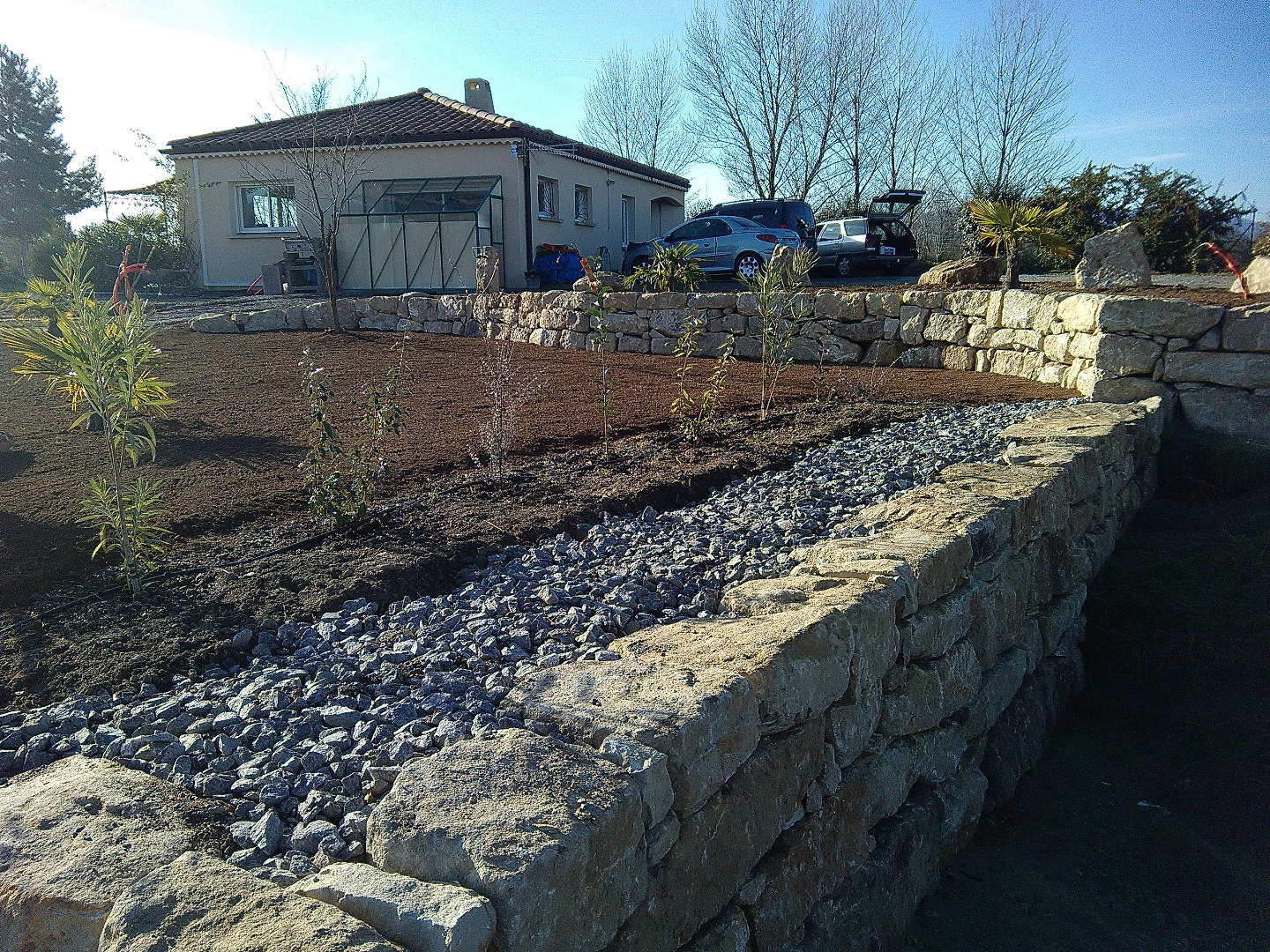 Amenagemnt-paysager-avec-mur-en-pierre-et-deco-et-enrochement