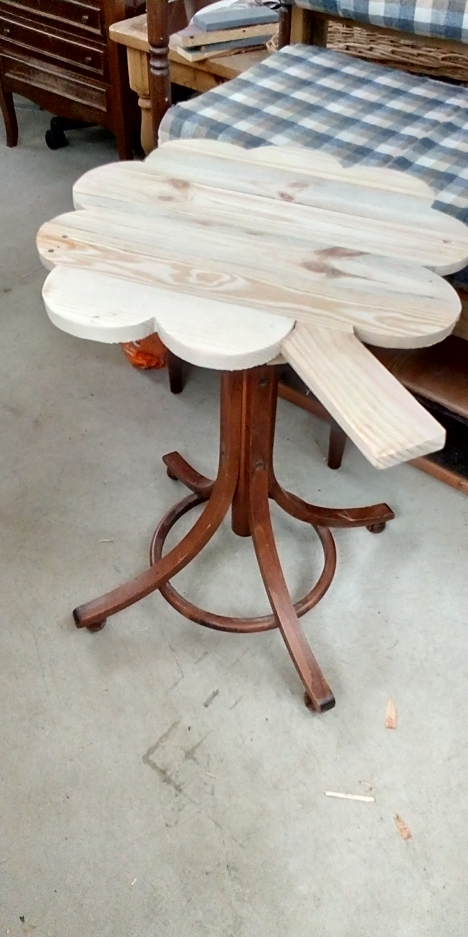 Table avec bas de perroquet