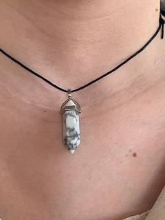 Howlite-pendentif-pointe-institut-reverie-energie-vitale