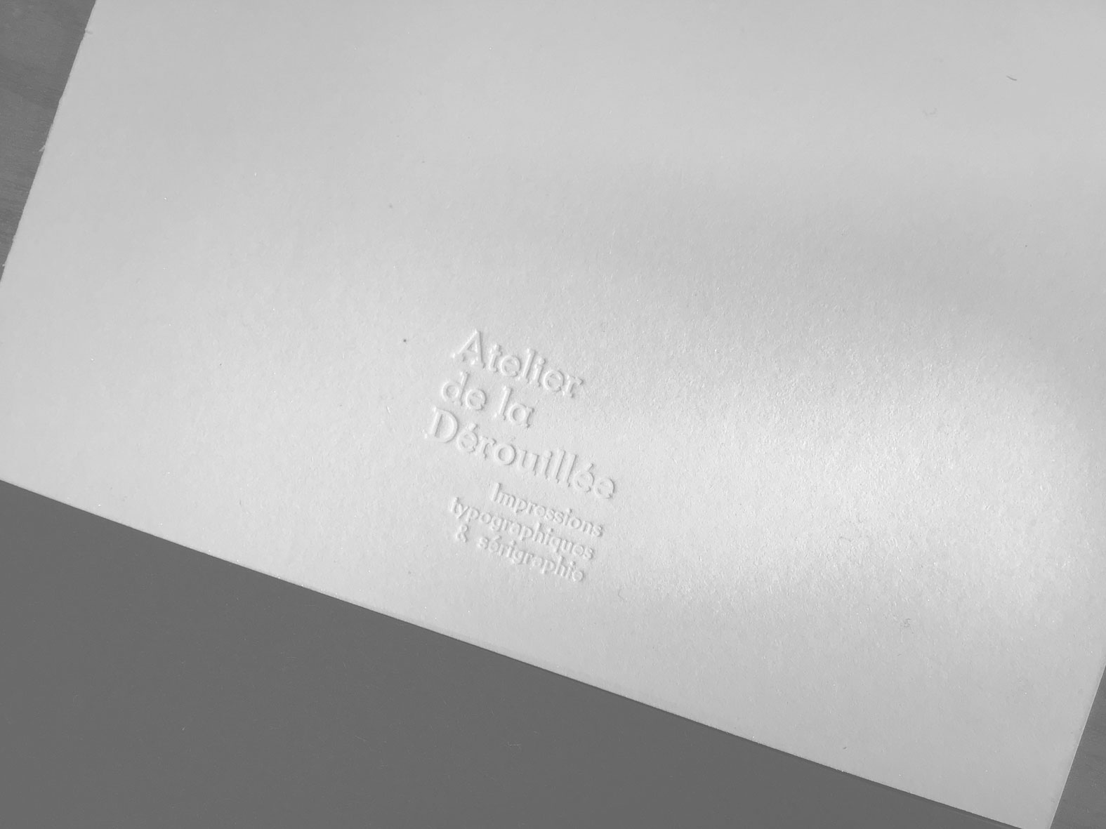 Impression typographique à sec
(verso de la carte de voeux 2021)