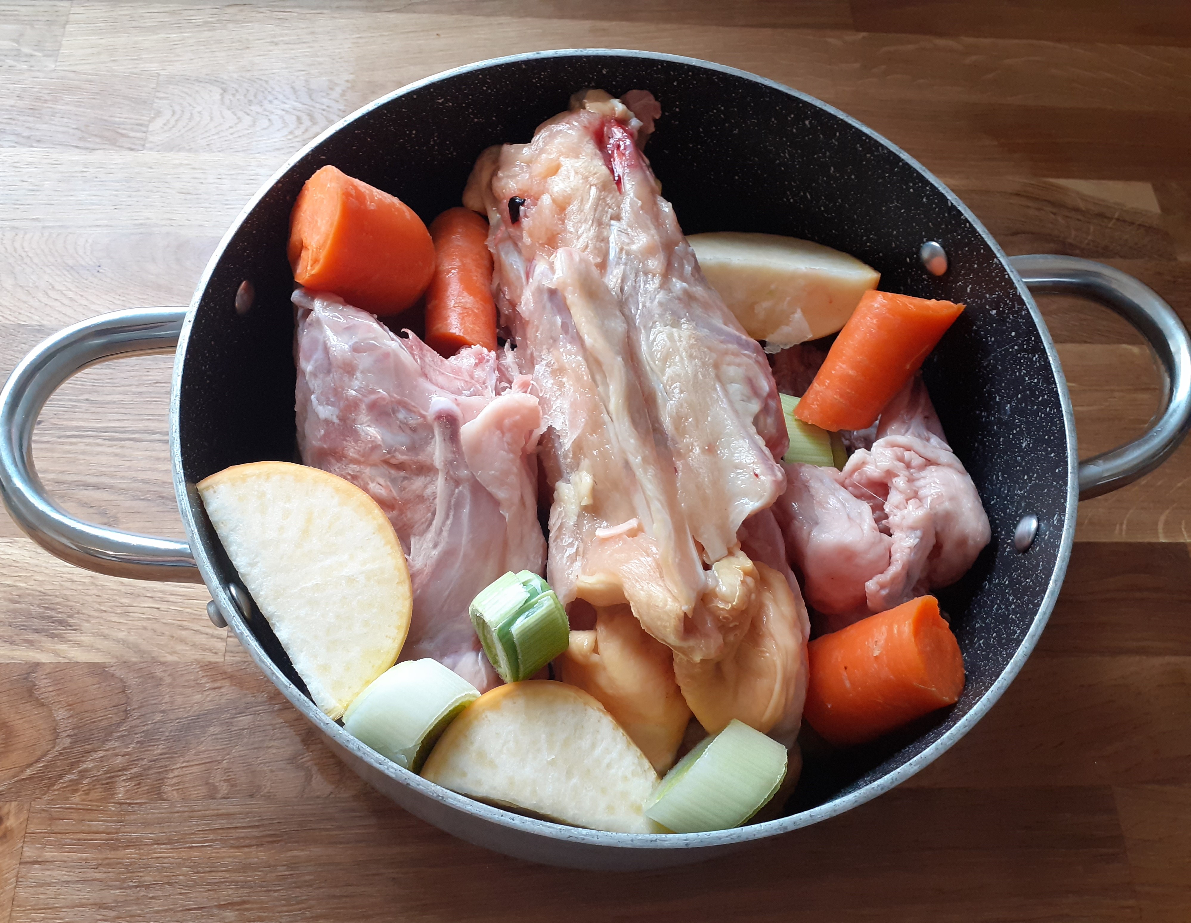 Astuces gourmandes pour chien et chat : Réalisation d'un bouillon légumes/poulet (niveau moyen) 