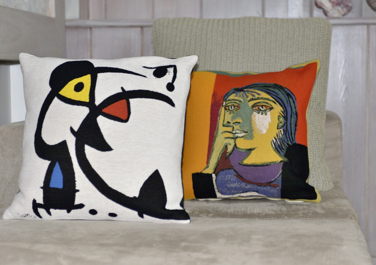 Coussin tapisserie 45X45cm, Deux personnages hantés par un oiseau 1976 Miro, Portrait de Dora Maar 1937 Picasso.