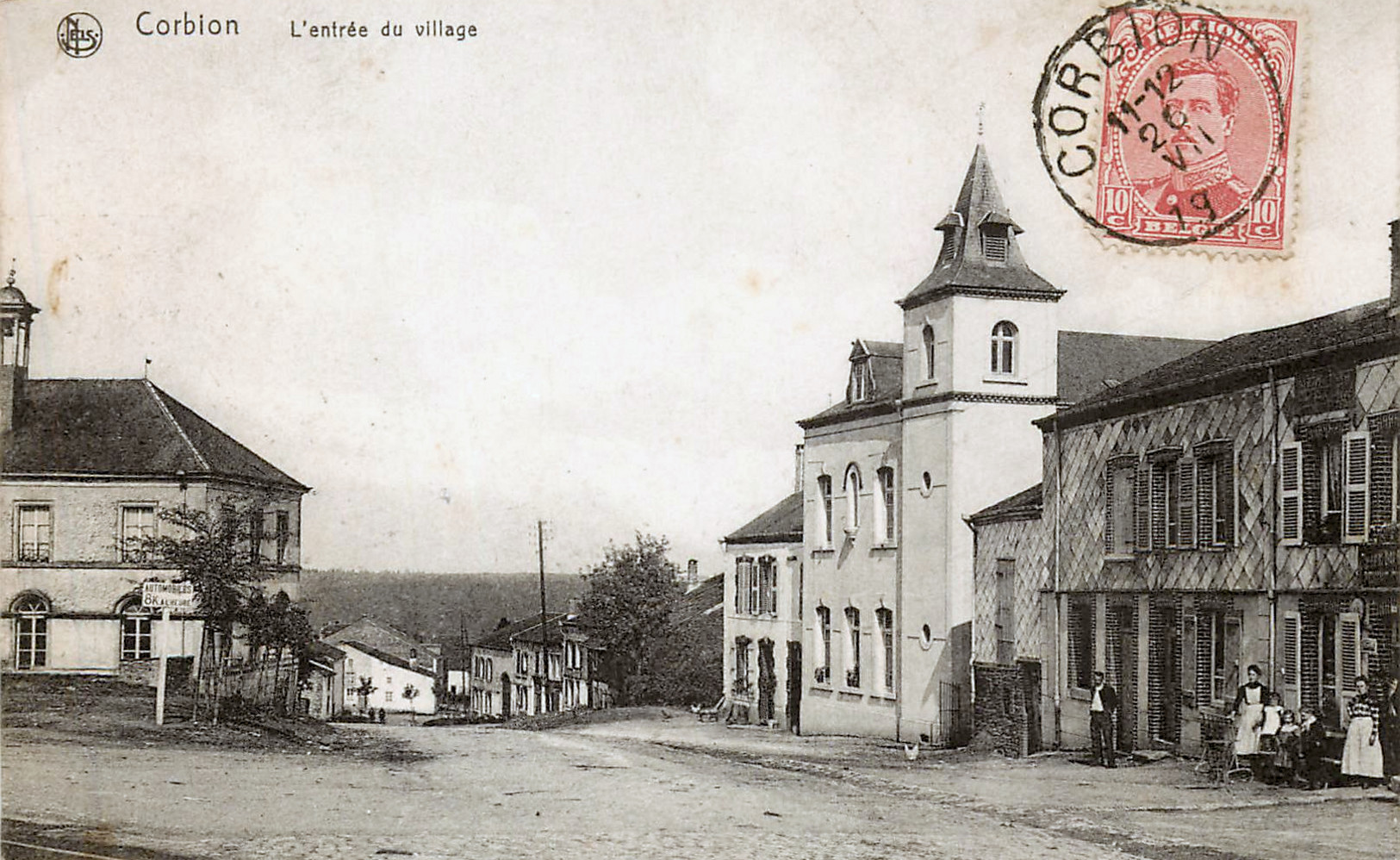 Corbion-l-entre-e-du-village-voie-du-tram-