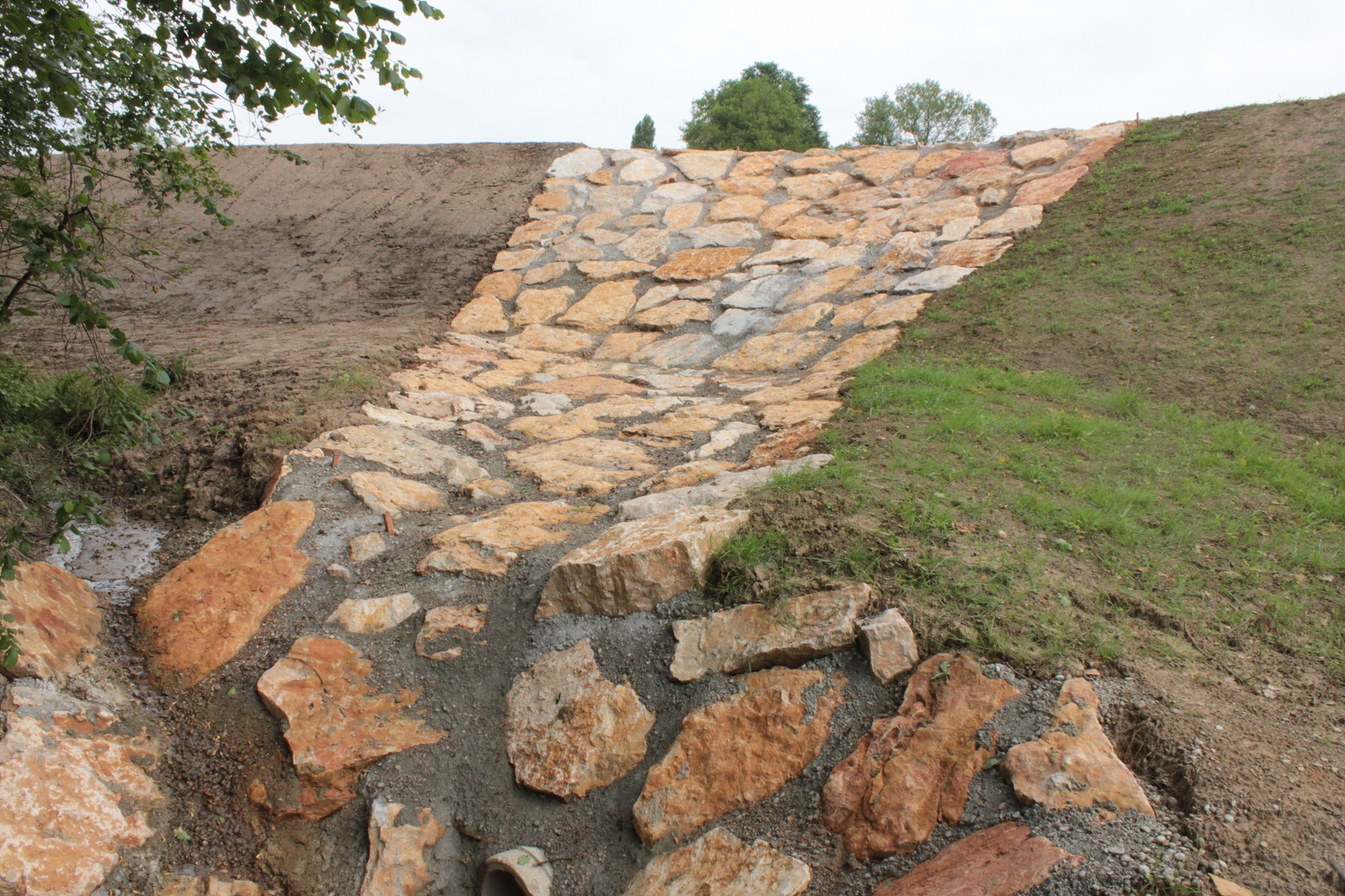 Enrochement a plat betonnier pour bassin retention