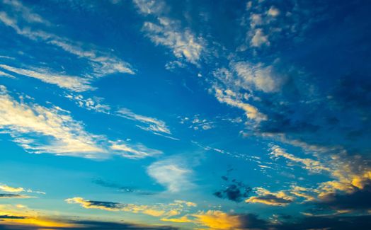 2202593-ciel-bleu-et-nuages-en-mouvement-la-beaute-de-la-nature-gratuit-photo