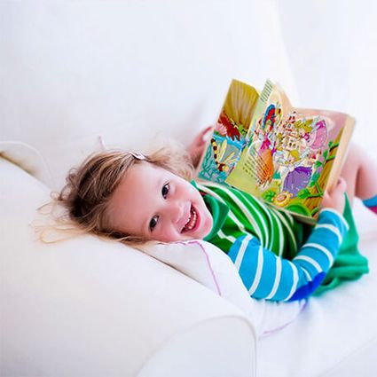 Livre personnalise petite fille lisant livre reine des fees 1