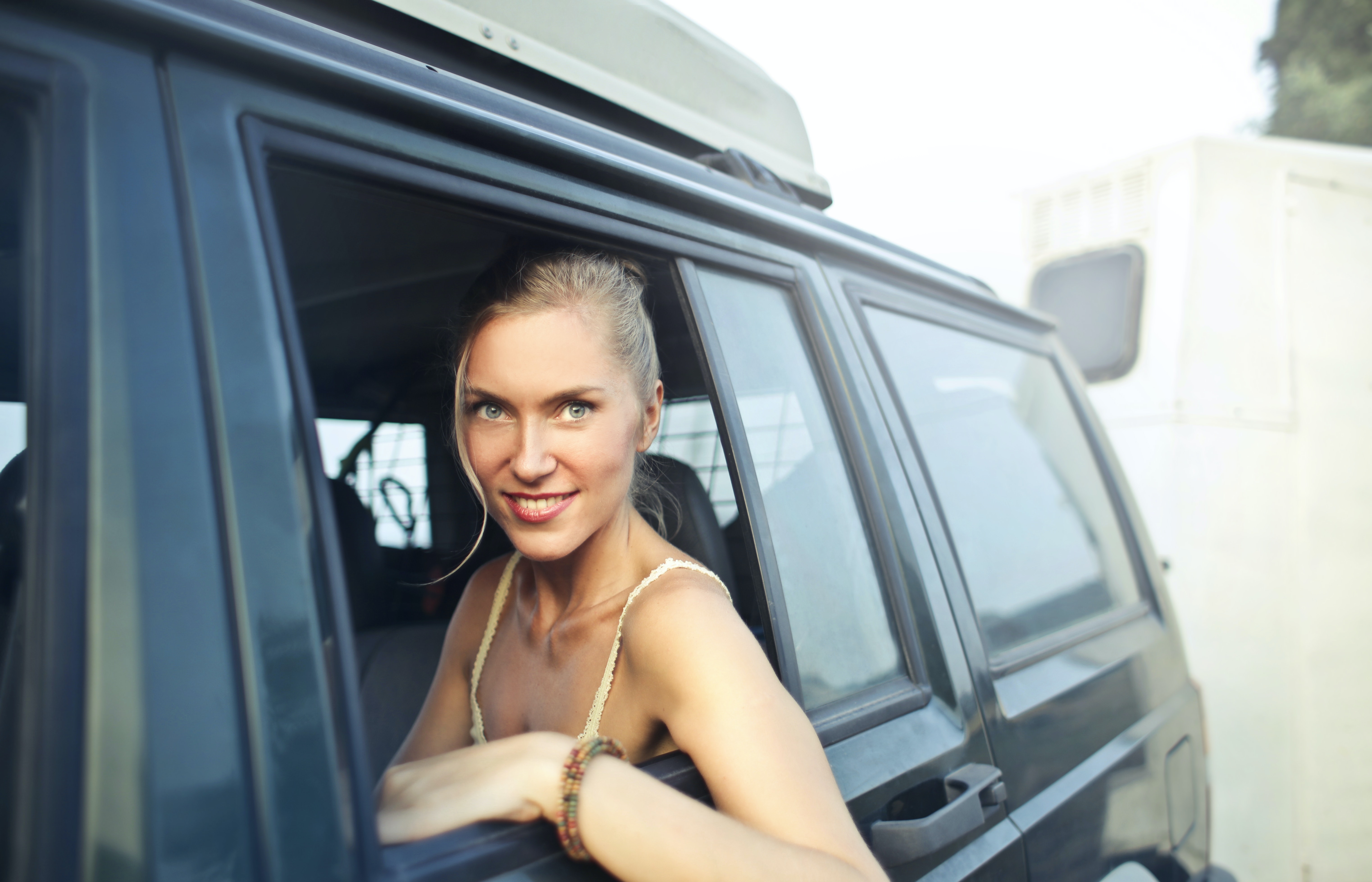 femme assise dans un grand van
