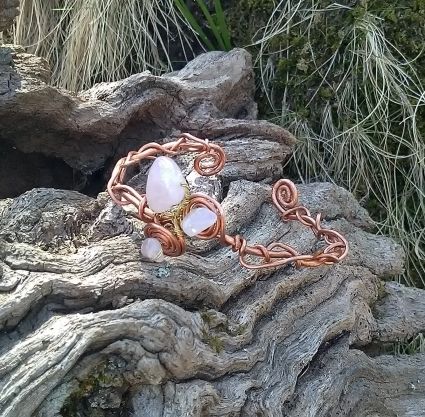 DULCINEE-Bracelet-coeur-quartz-rose-et-cuivre