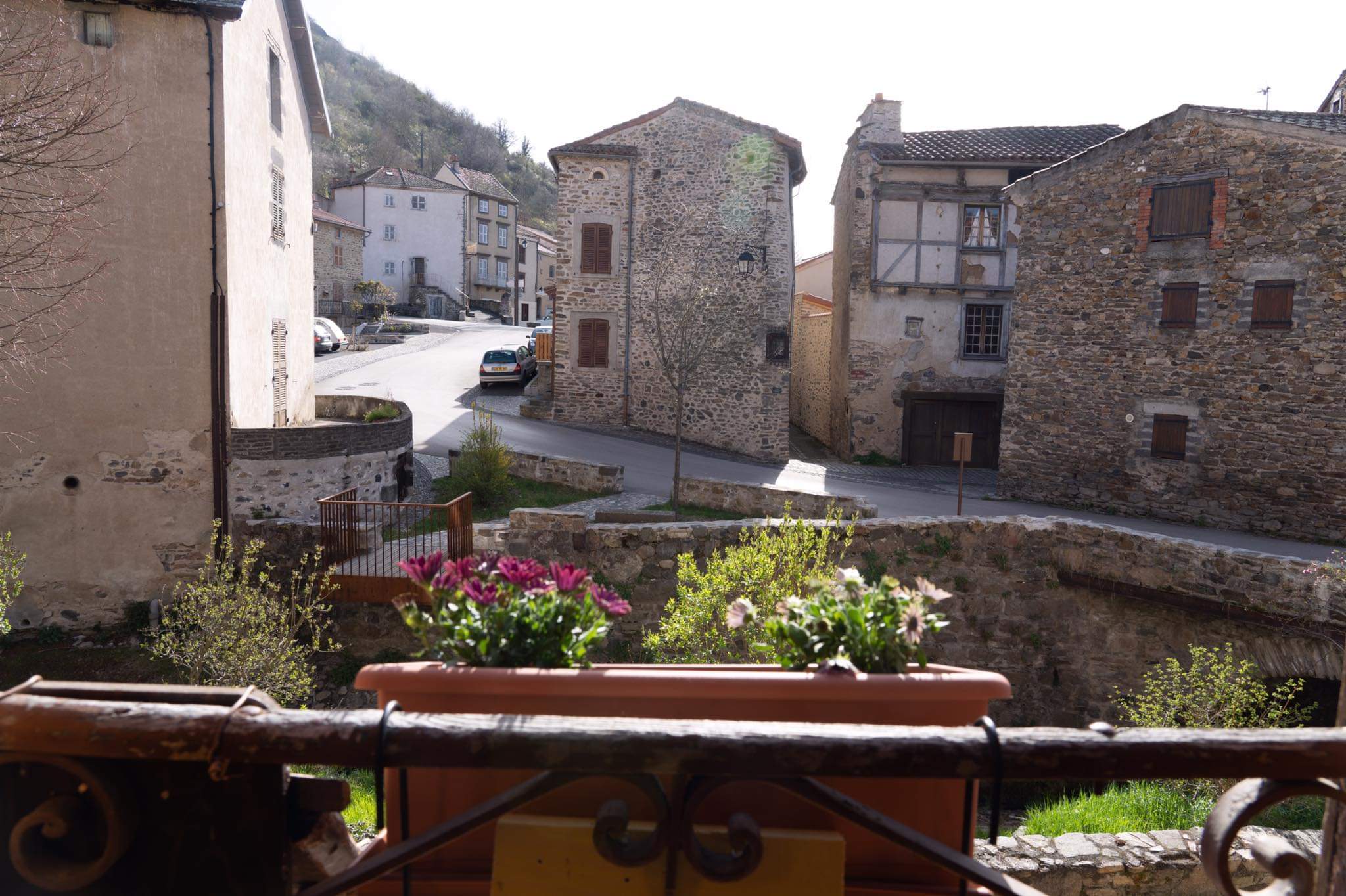 Vue sur le village de la fenêtre de la chambre (exposée plein est)