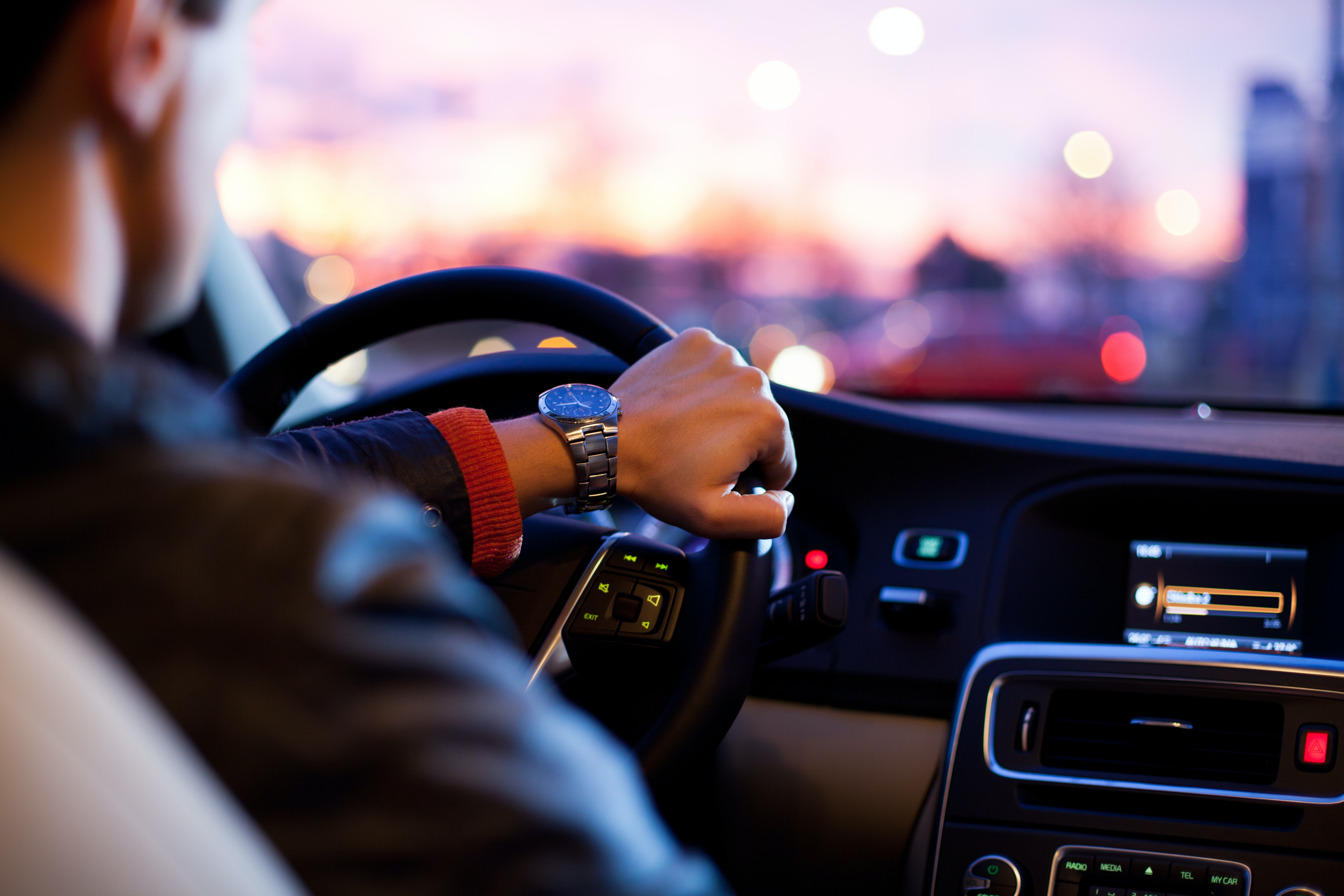 chauffeur de taxi au volant
